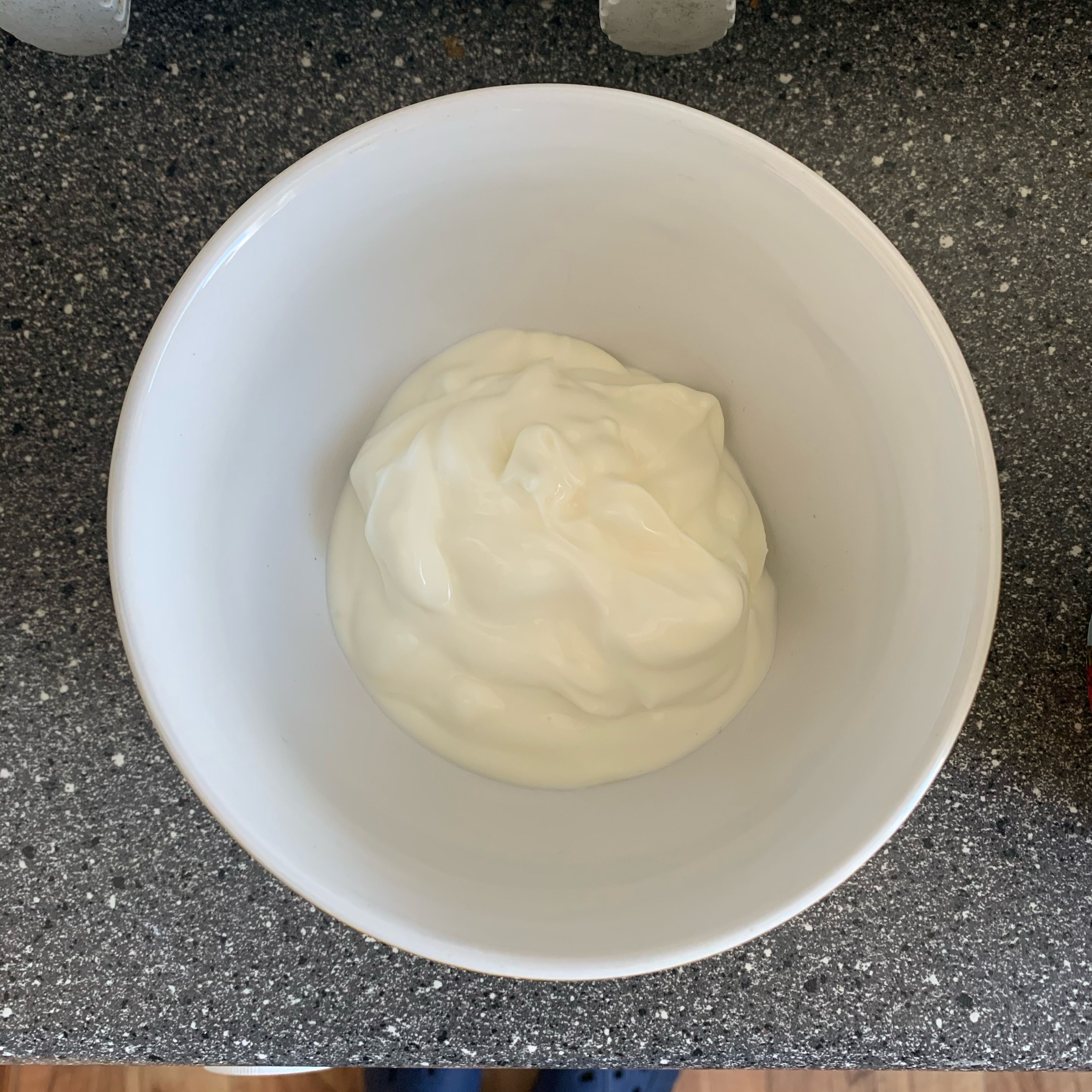 Joghurt in eine Schüssel geben