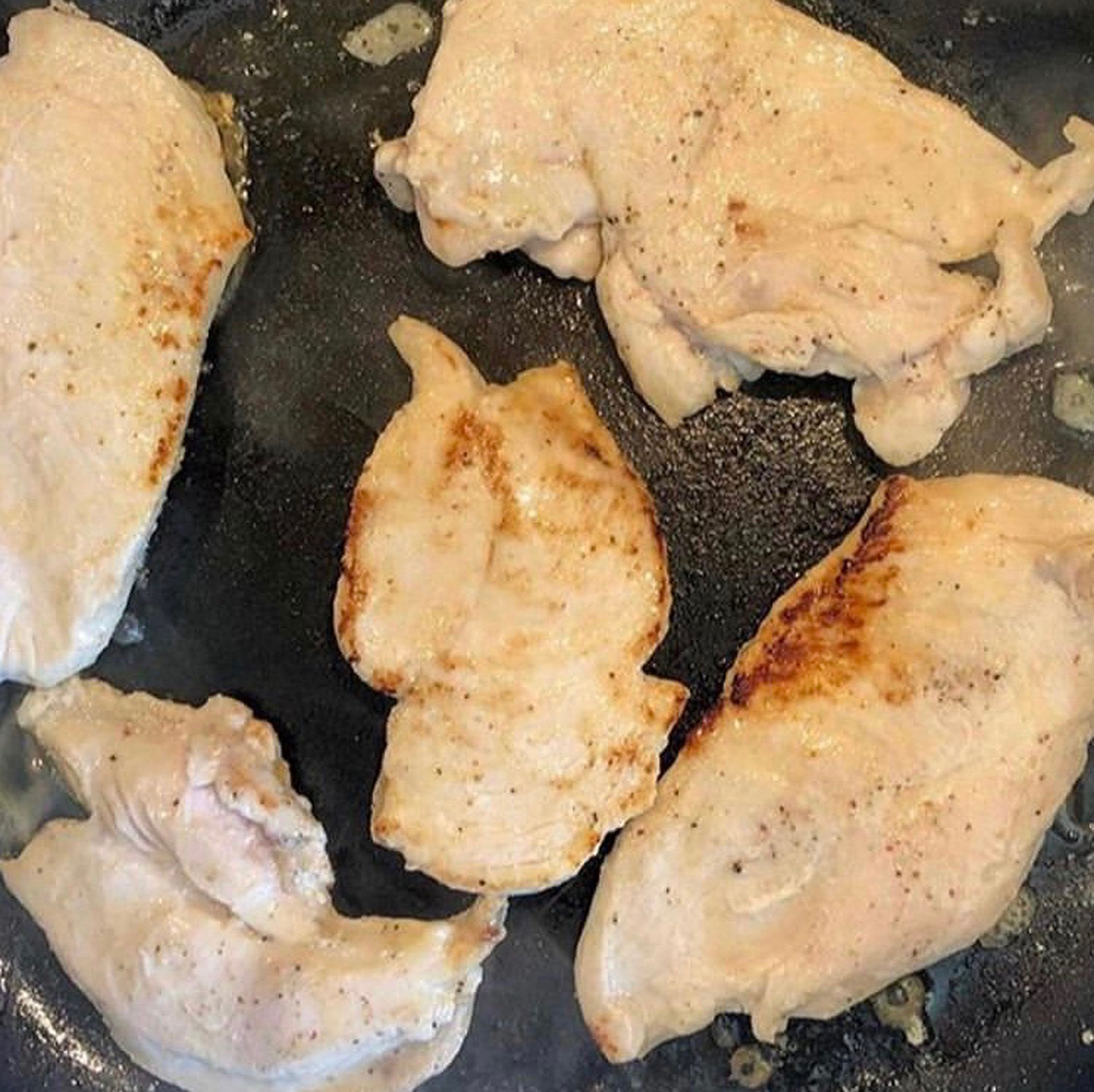 Make your chicken by adding it to a pan with oil. Make sure that the heat is set to medium-high. Cook your marinated chicken until it gets golden brown. When done, let your chicken rest for 10 min.