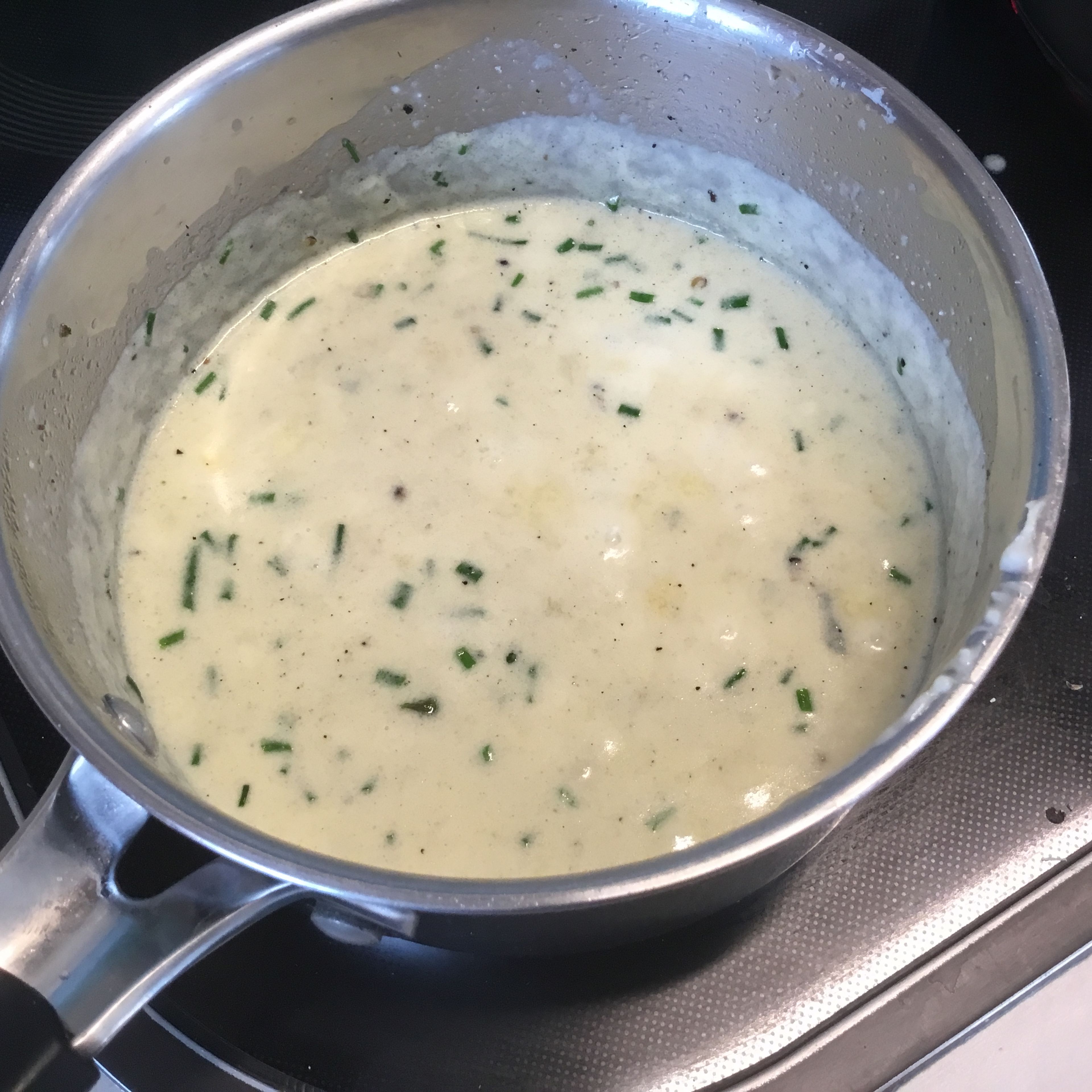 Die fein geschnittene Knoblauchzehe und die 1/4 feine Zwiebel in etwas Butter anschmelzen. Nicht braun werden lassen. Dann entweder mit 200ml Sahne oder wer es nicht so kalorienreich mag mit 1/3 bis 1/2 der Menge Milch (1,5%) und dem Rest von 200 ml Sahne sanft aufwärmen. Danach den zerbröckelten Gorgonzola langsam in der Sahne/Milch auflösen. Je nach Konsistenz etwas Sahne oder Milch hinzufügen, eine Prise geschroteten Pfeffer und etwas geschnittenen Schnittlauch beifügen.