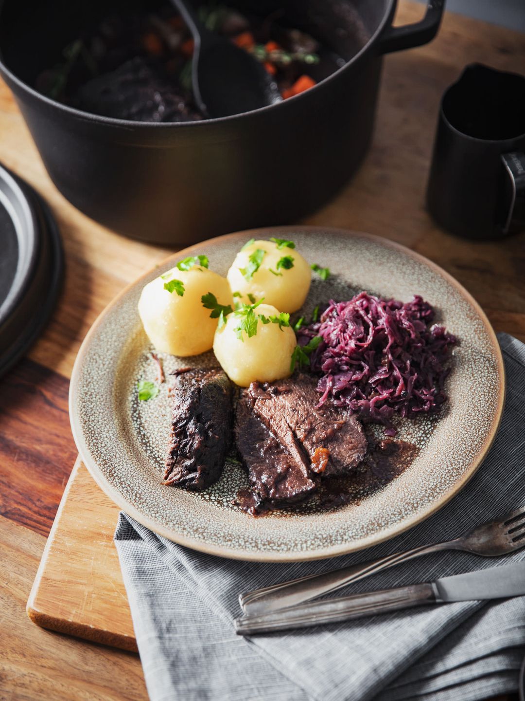2 Kg Sauerbraten Im Schnellkochtopf Garzeit Saftiger Sauerbraten in 4 einfachen Schritten | Stories | Kitchen Stories