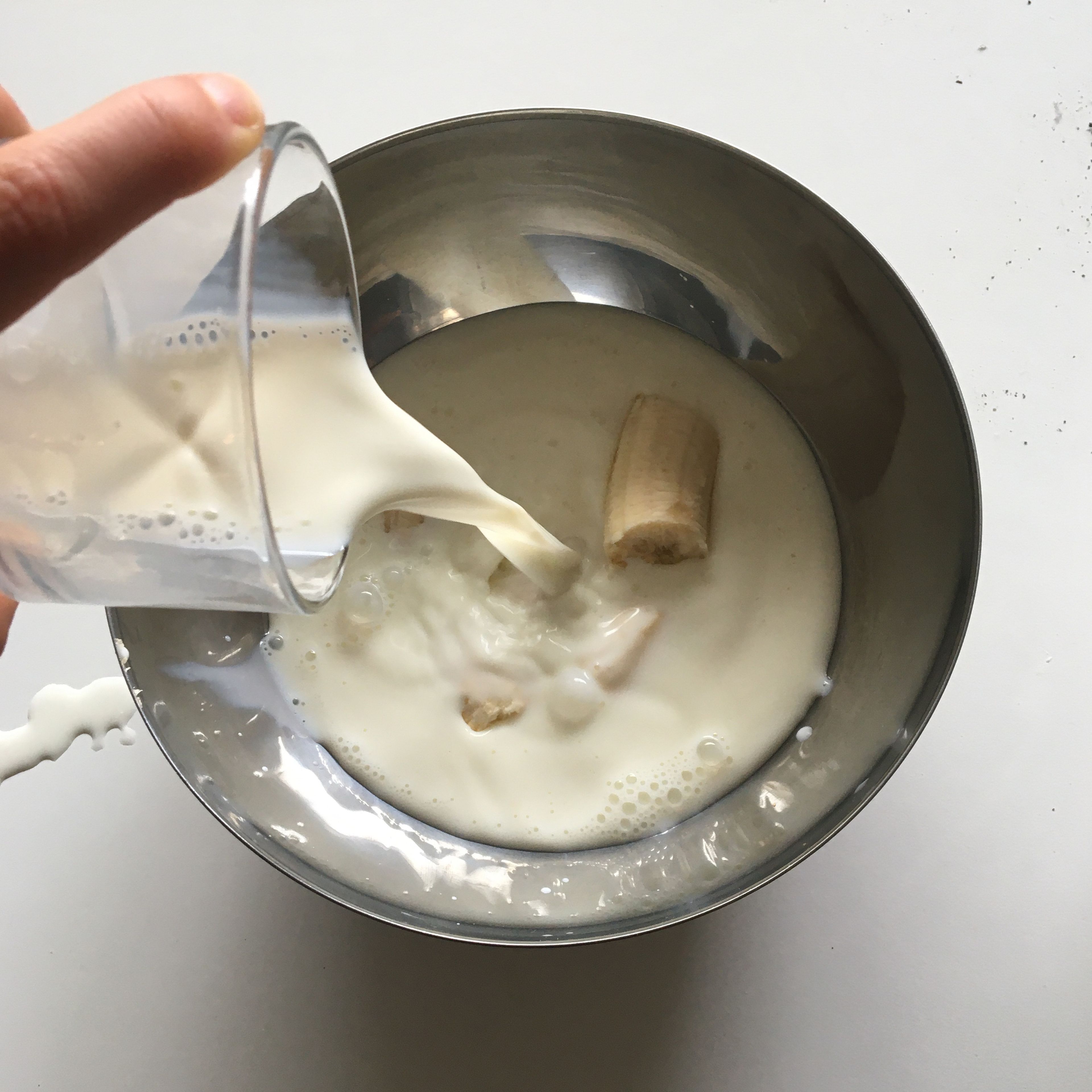 Milch hinzufügen und mit Stabmixer mixen bis cremig, flüssige Bananenmilch entsteht.
