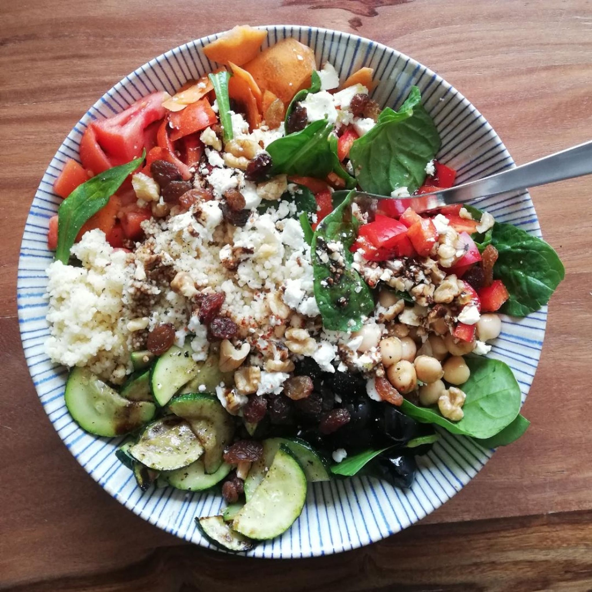 Couscous-Spinat-Zucchini-Feta-Bowl