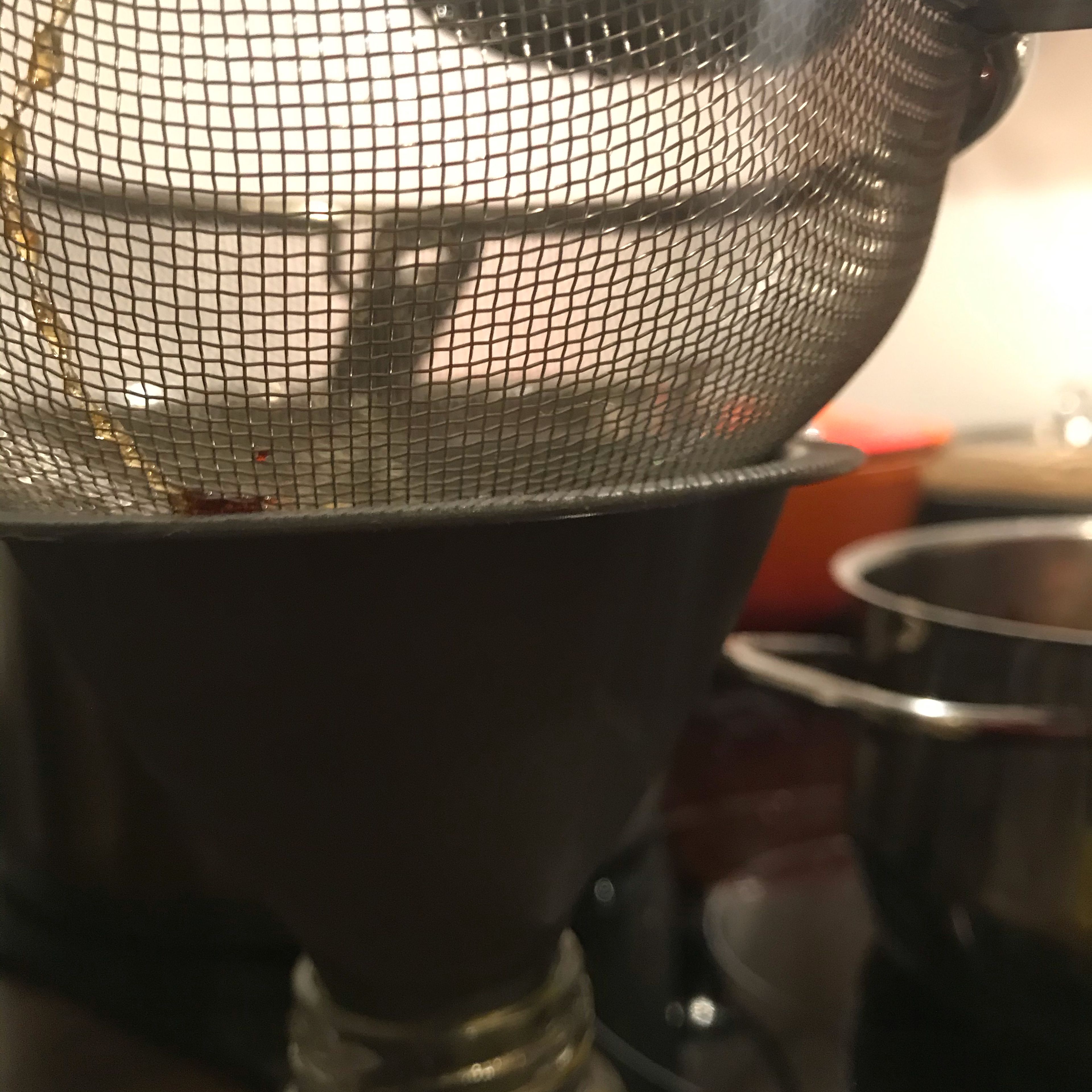 Durch einen Sieb in ein Gefäß füllen.