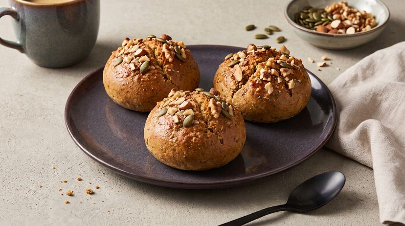 Selbst gebackene Hafer-Nuss-Brötchen aus dem Airfryer