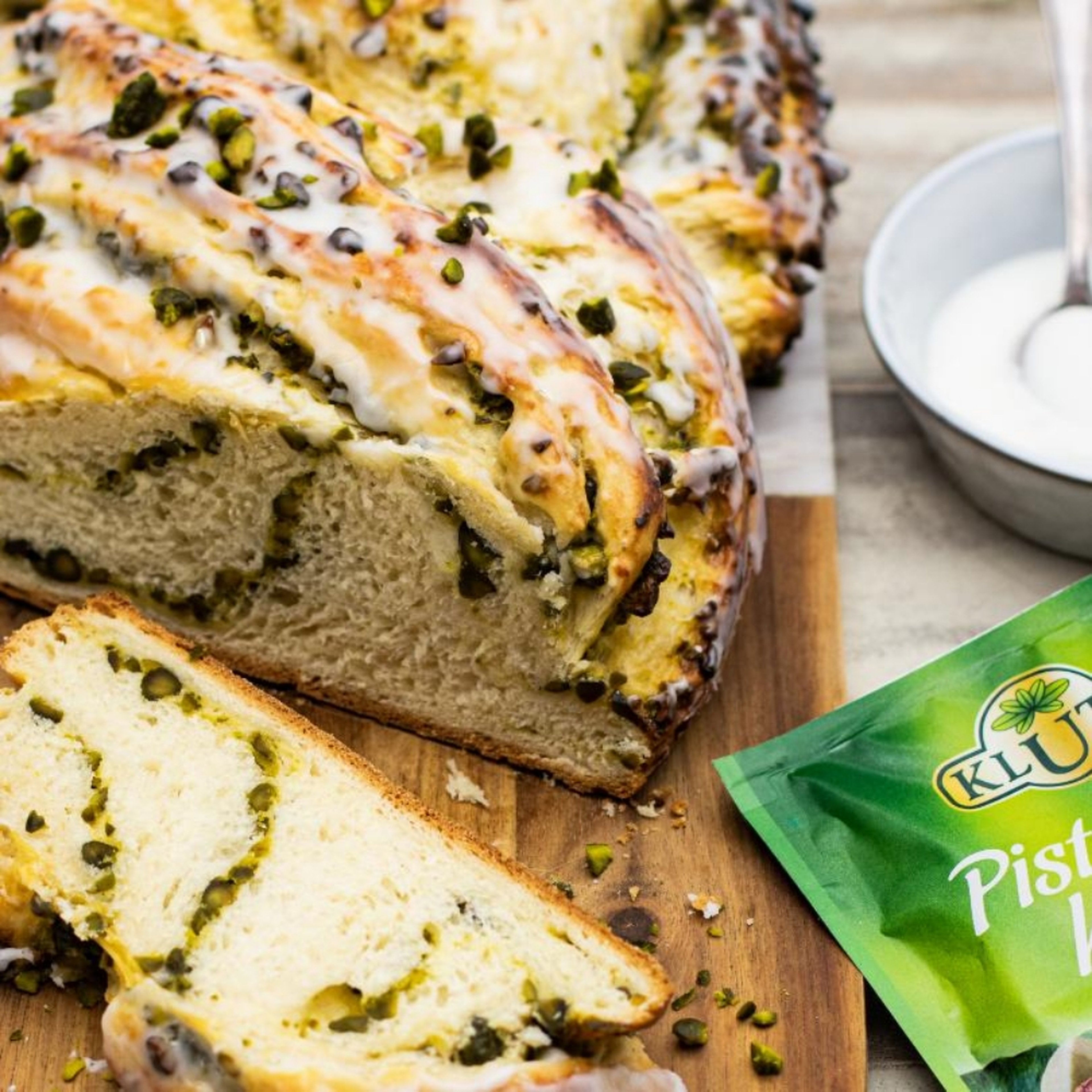 Hefezopf mit Pistazien-Marzipan-Füllung | Rezept | Kitchen Stories