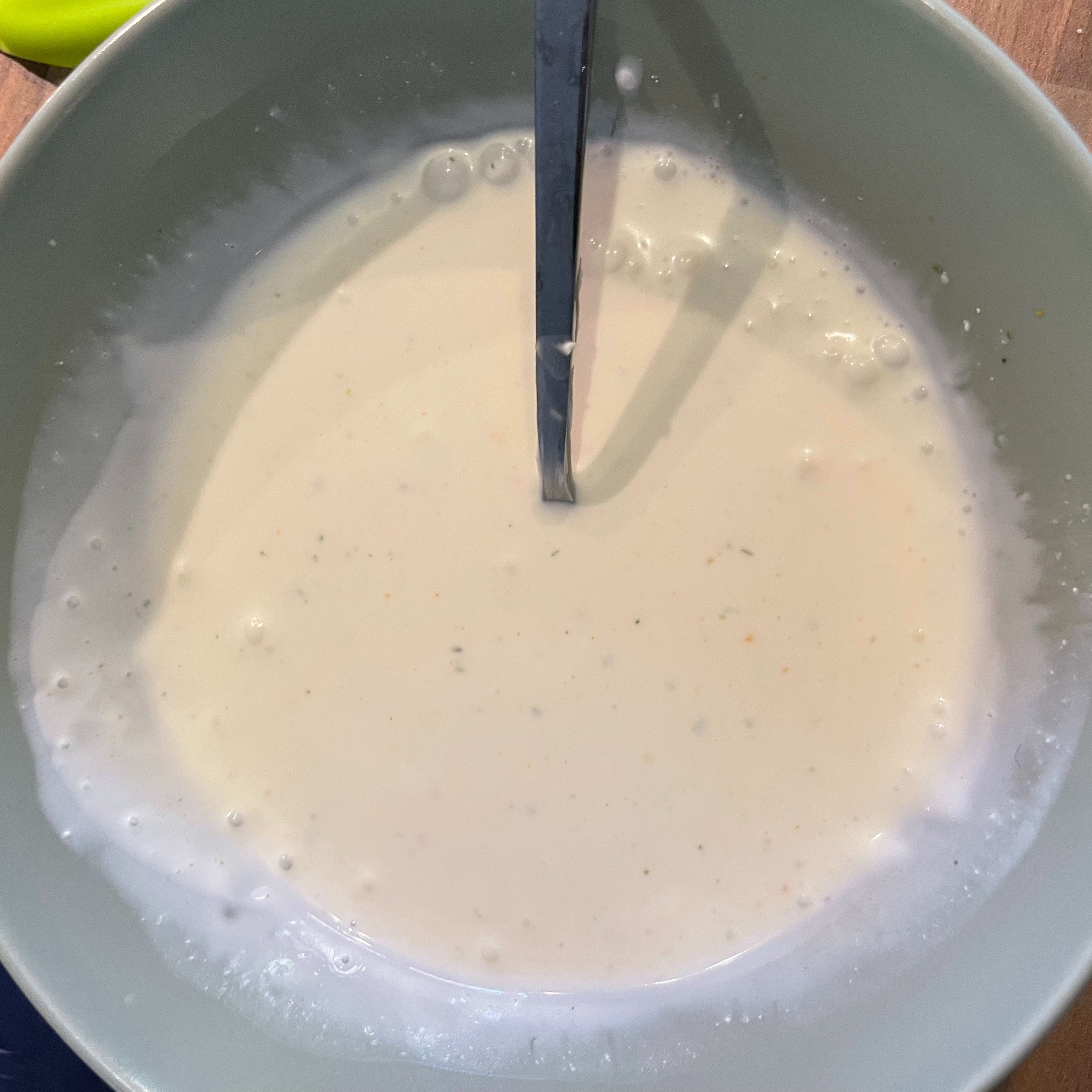 Crème fraîche mit Gemüsebrühe-Pulver und dem aufgefangenen Wasser vermischen. Backofen auf 180 Grad Umluft vorheizen.