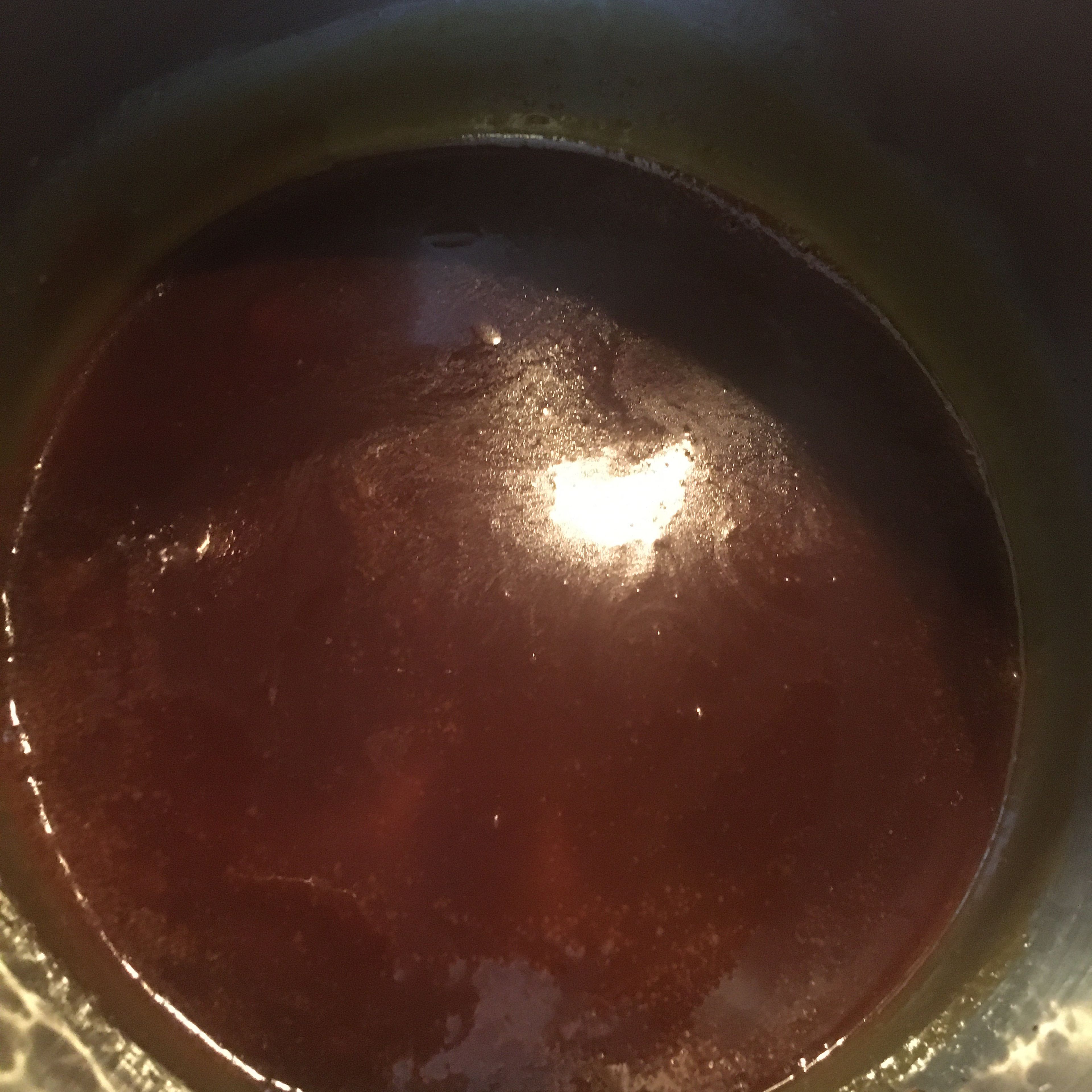 Für die Karamellsauce den Zucker + Salz bei geringer Hitze im Topf braun werden lassen, dabei nicht umrühren. Zur braunen Mischung die Butter hinzugeben schmelzen lassen dabei umrühren. Nach der Butter die Sahne unterrühren und unter ständigem rühren aufkochen. Am Anfang schäumt sie und klumpt löst sich danach aber auf.