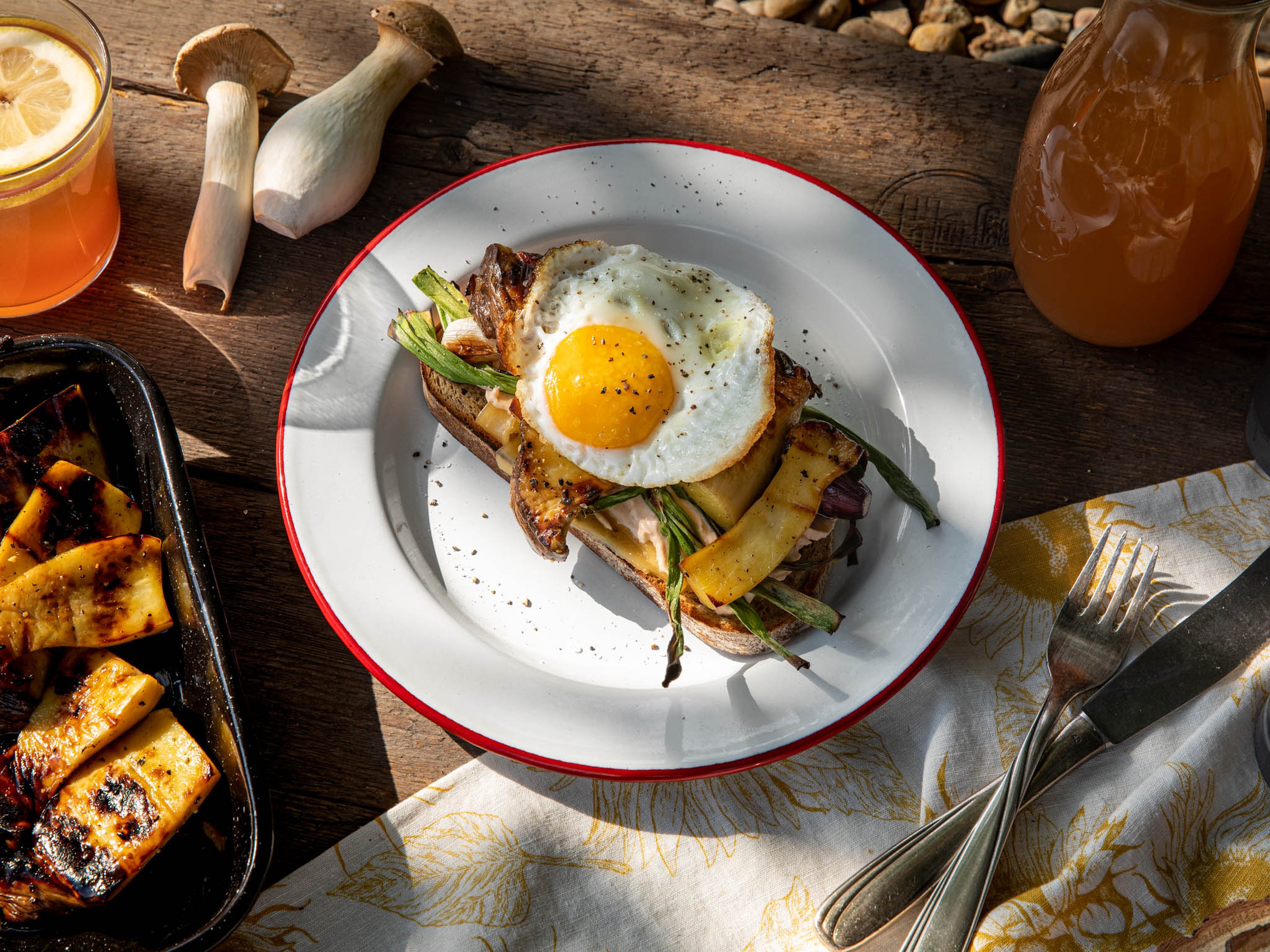 Kräuterseitlinge mit Spiegelei auf Knoblauchbrot