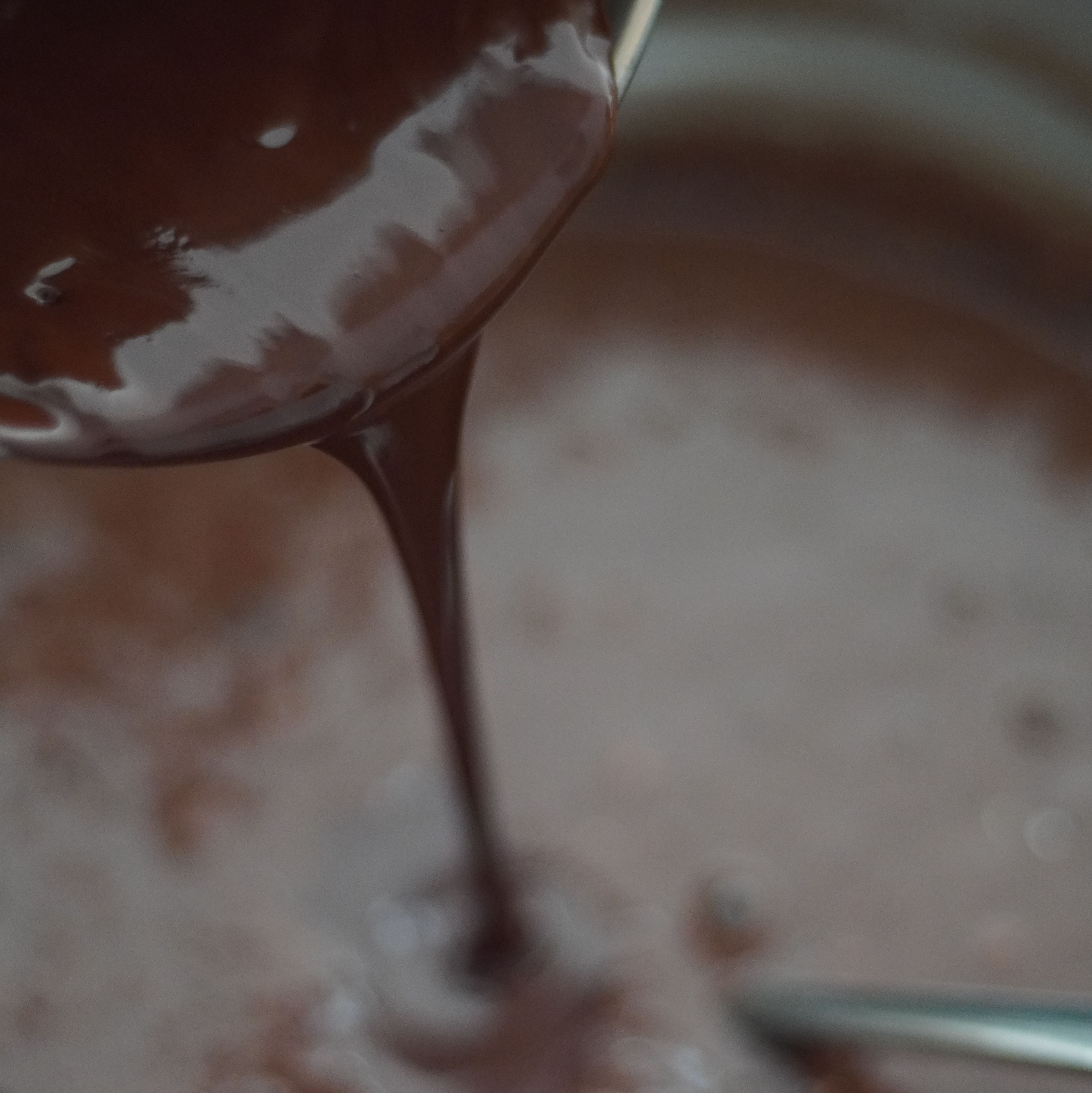 Die flüssige Schokolade langsam unterheben und solange miteinander vermengen, bis ihr einen glatten Teig habt. 