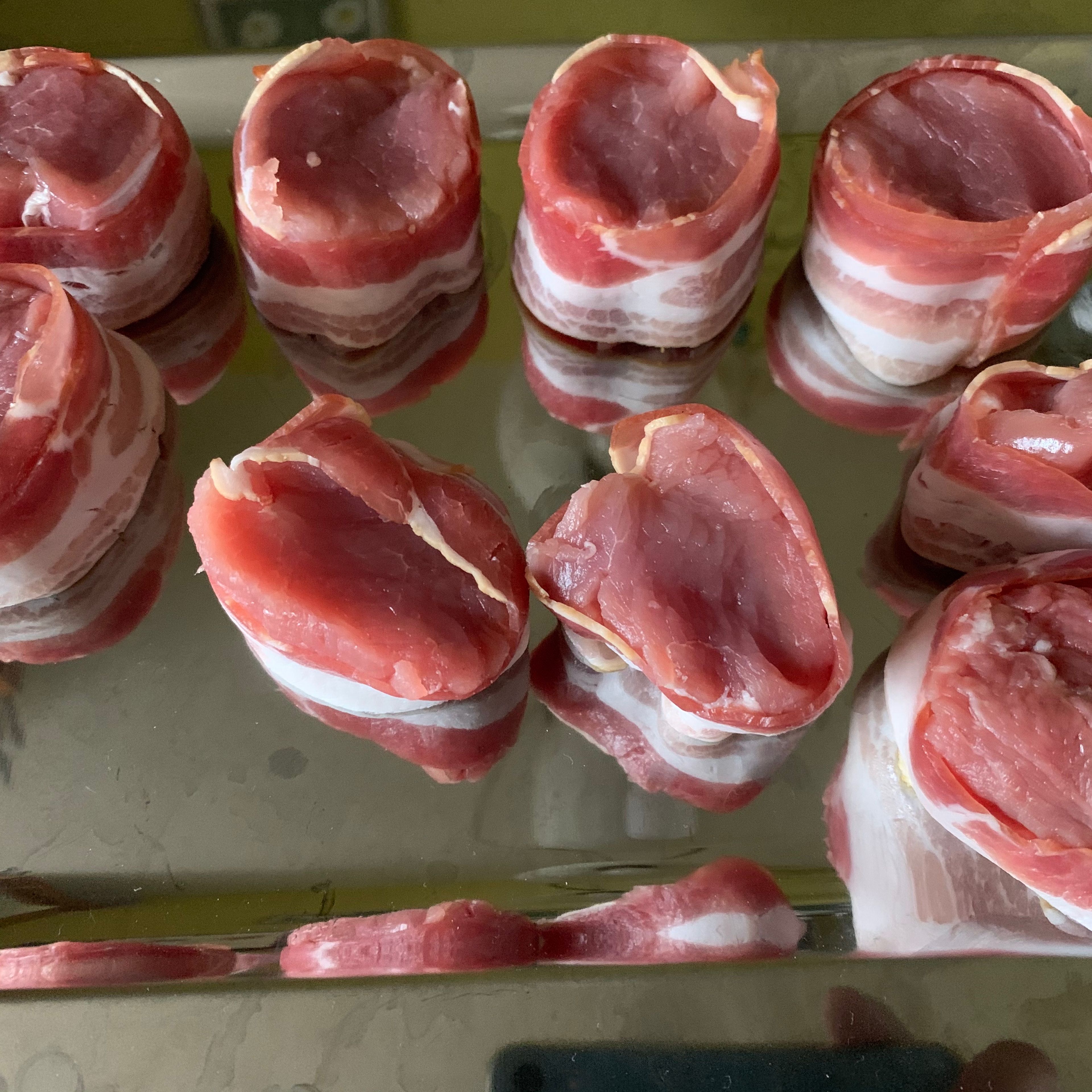 Als erstes das Schweinefilet in nicht zu dünne Medaillons (ca 3cm Dicke) schneiden und am Rand mit dem Bacon einwickeln. In dieser Zeit auch schon mal den Ofen auf 180 Grad vorheizen