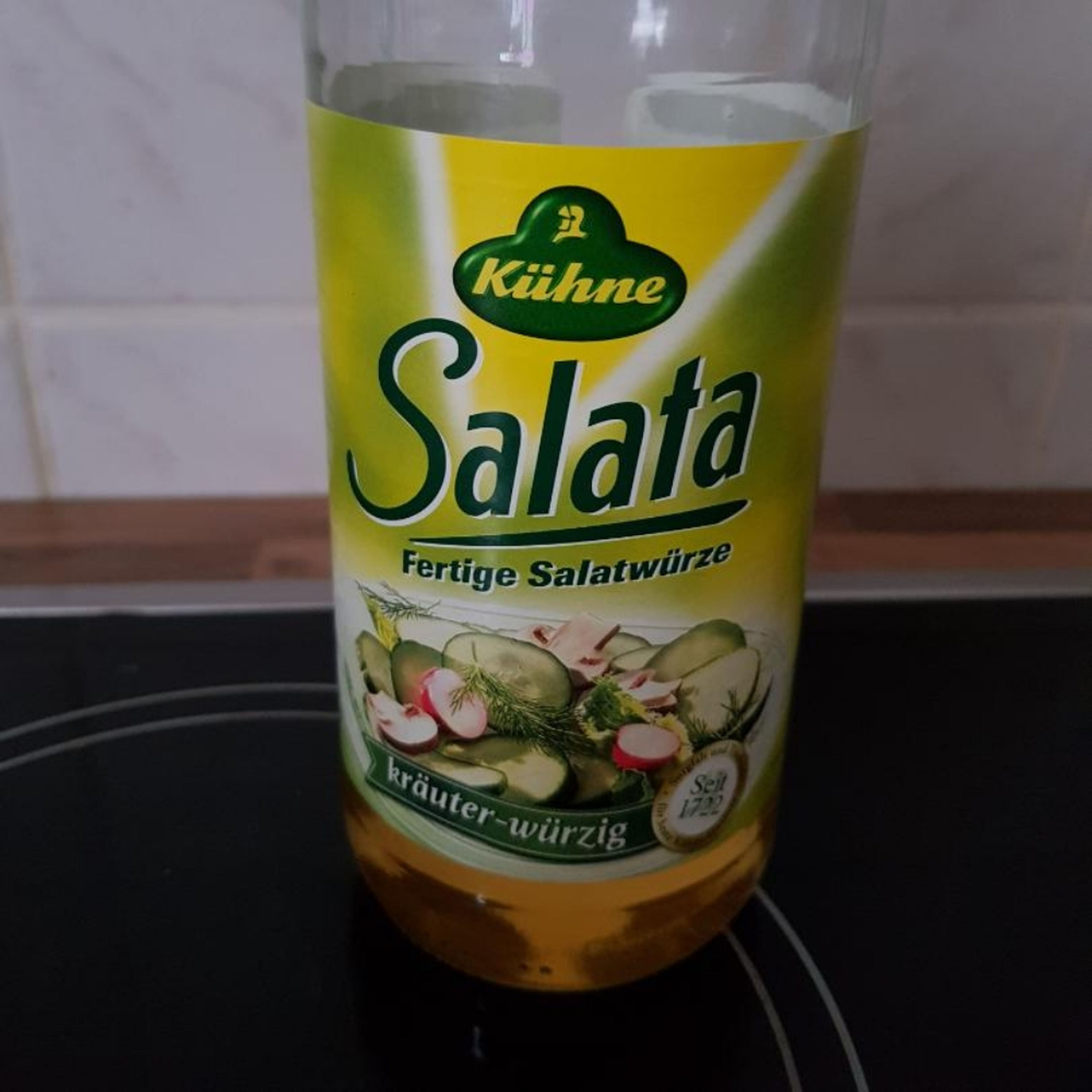 Salatdressing und Wasser hinzugeben und mit Zitronensaft anreichern