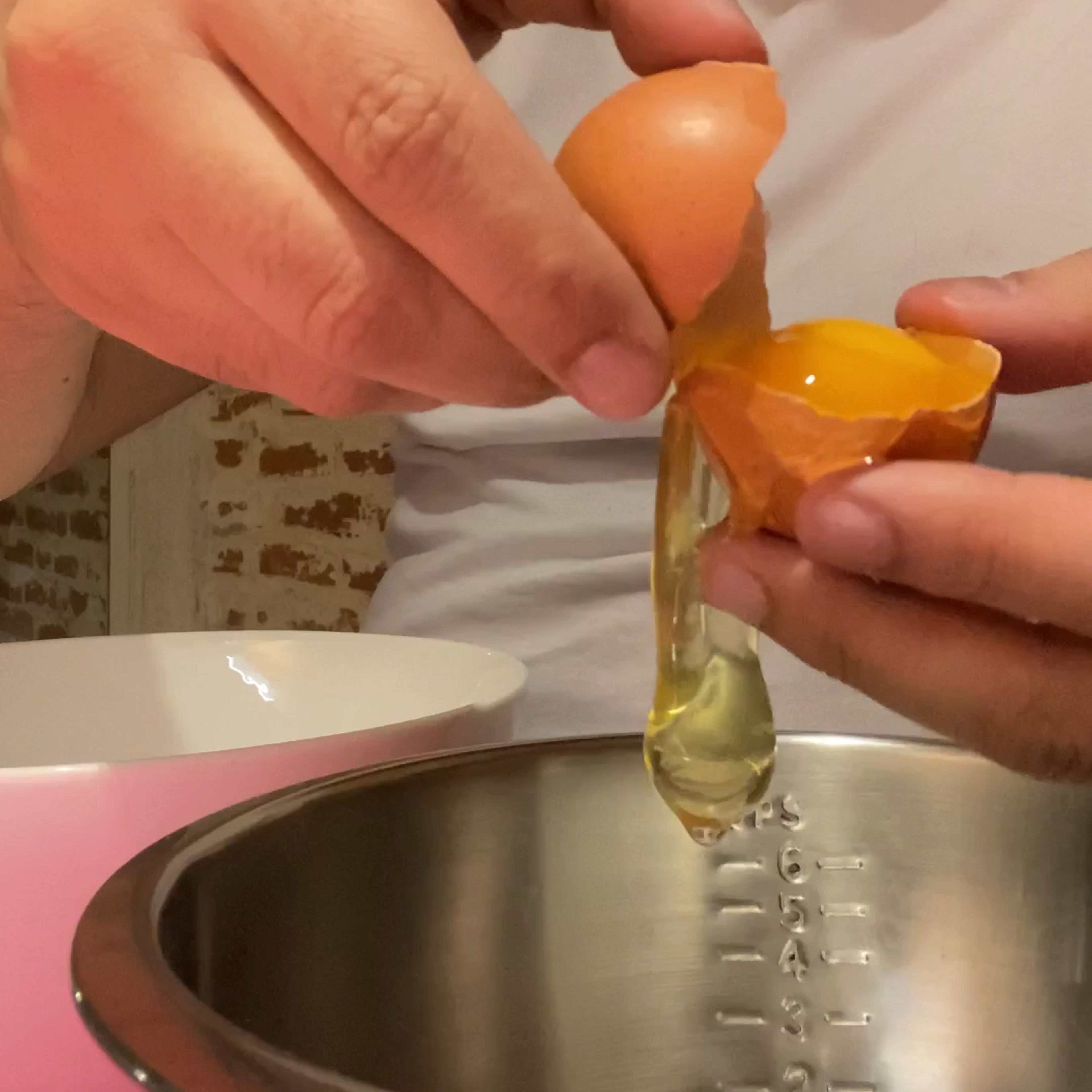 Carefully separate the white from the yolk and never, NEVER use egg whites, all right? Tip: for every 250 grams of mascarpone you'll need 1 egg. As I used 500gr of cheese, I needed 2 eggs.