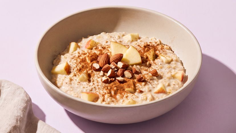 Cremiges Frühstück: Apfel-Nuss-Porridge mit Zimt