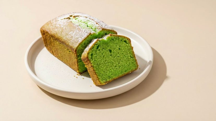Luftiger Pandan-Kuchen mit Kokosmilch für eine leuchtend grüne Überraschung