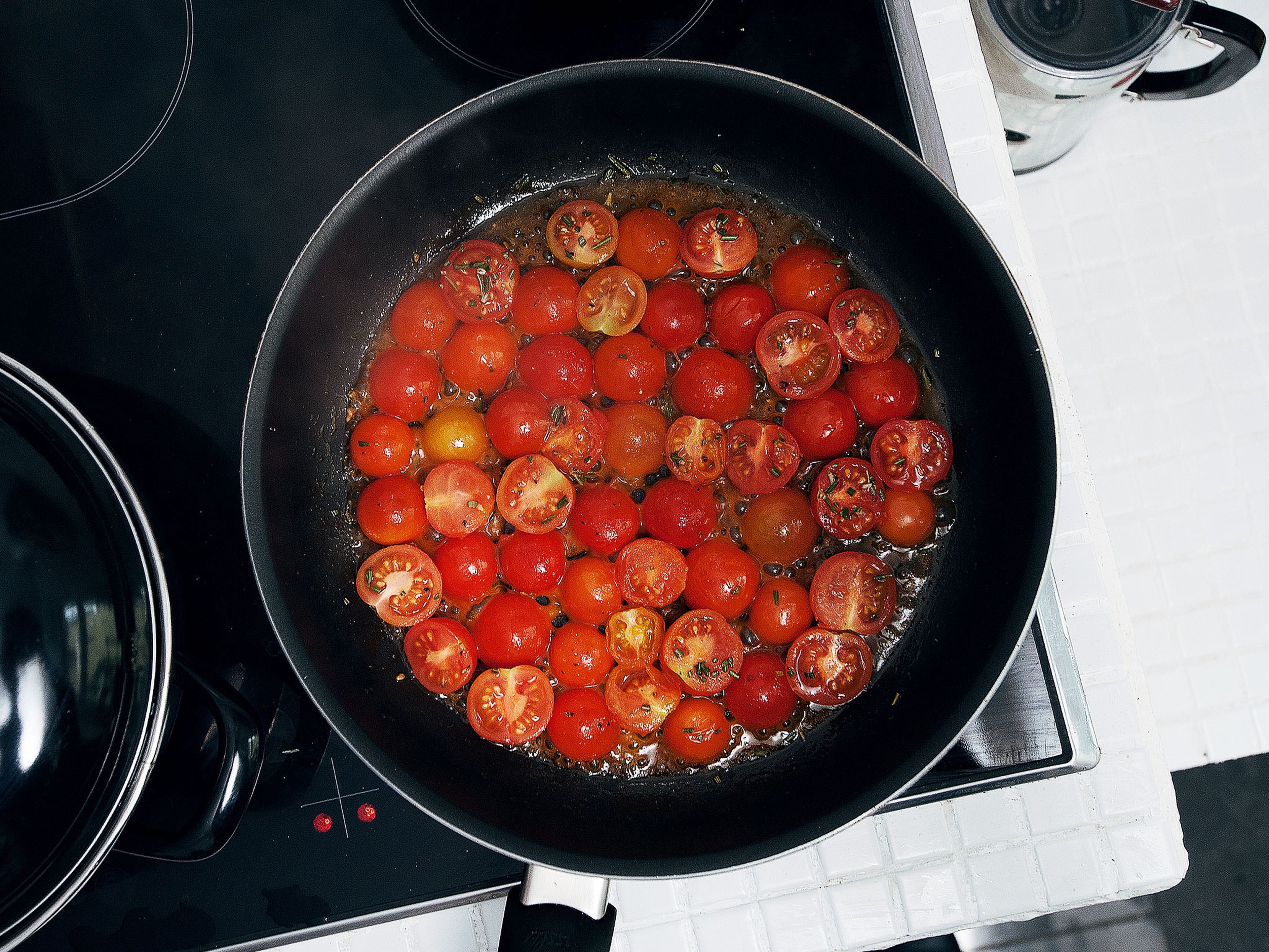 Cut tomatoes into halves. Pick rosemary from stem and roughly chop. Remove pit and peel avocado, cut into bite-sized cubes and set aside. Add olive oil to pan over medium-high heat. Add tomatoes, rosemary, and agave syrup and cook for approx. 15 mins. or until tomatoes thicken. Stir occasionally, then set aside.