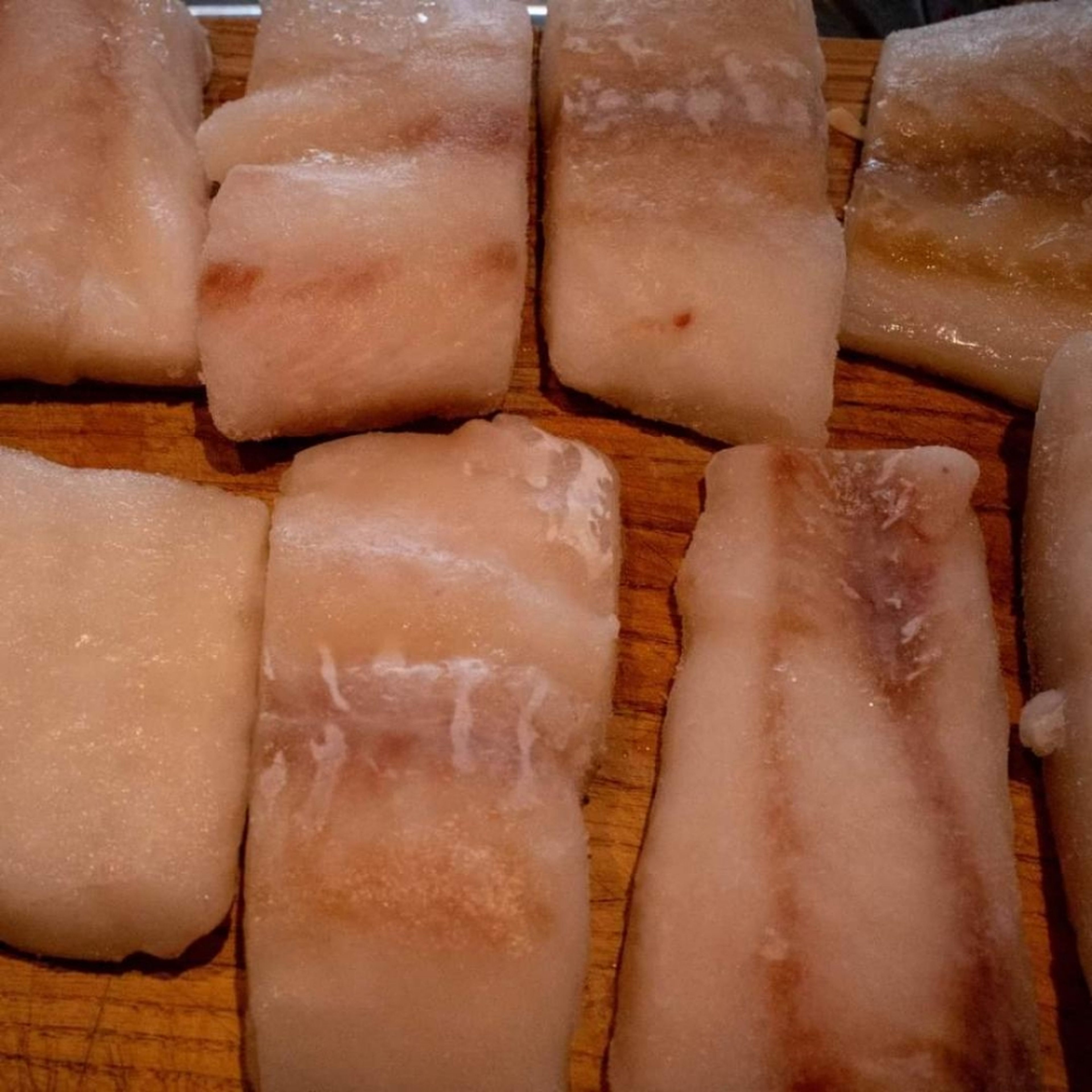 Die Fischfilets mit dem Saft einer Zitrone beträufeln. Danach leicht salzen und pfeffern. In der Pfanne Öl erhitzen.