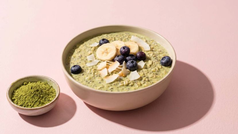 Grünes Frühstückswunder: Cremige Matcha-Overnight-Oats mit Kokos