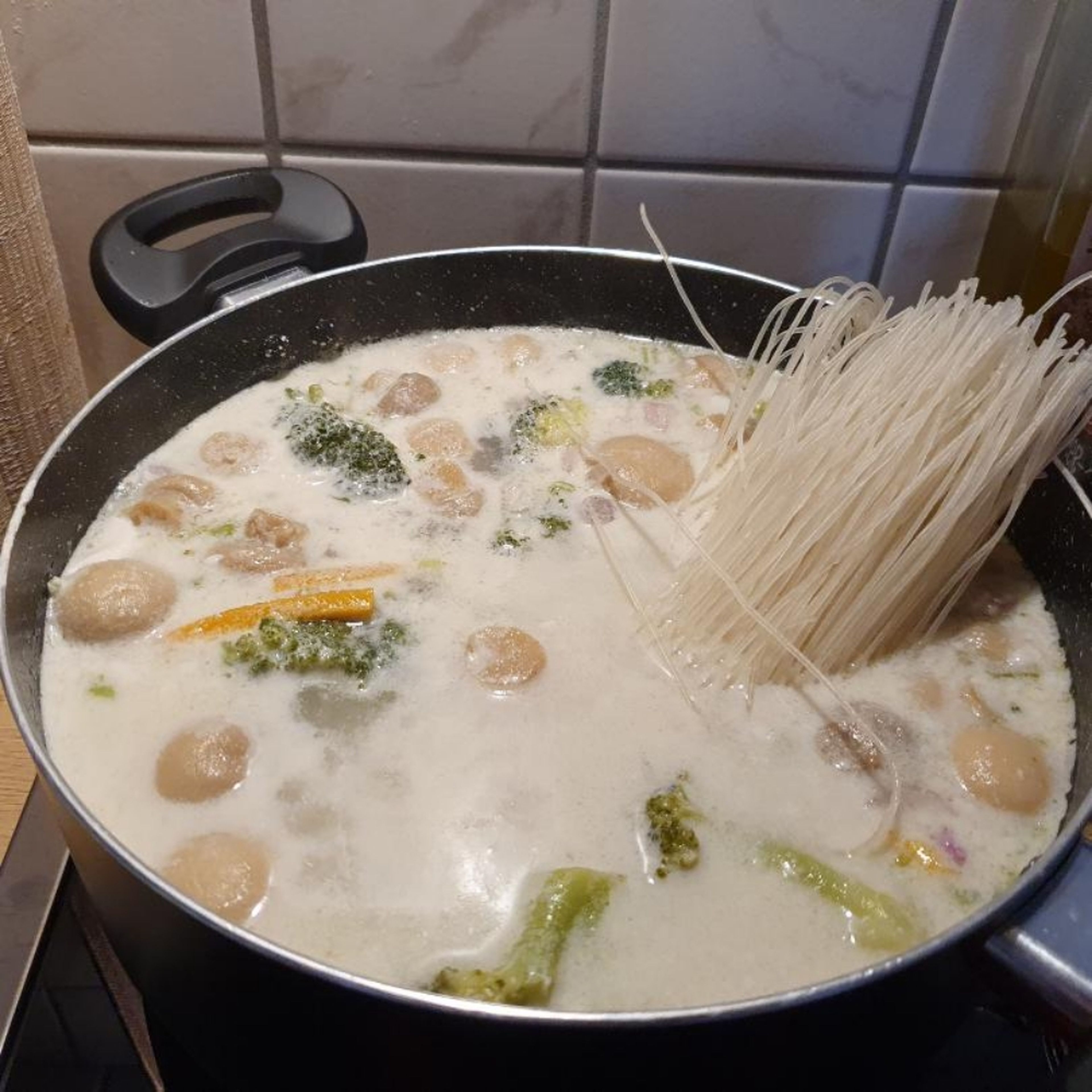 Champignons abtropfen lassen und zur Suppe geben.