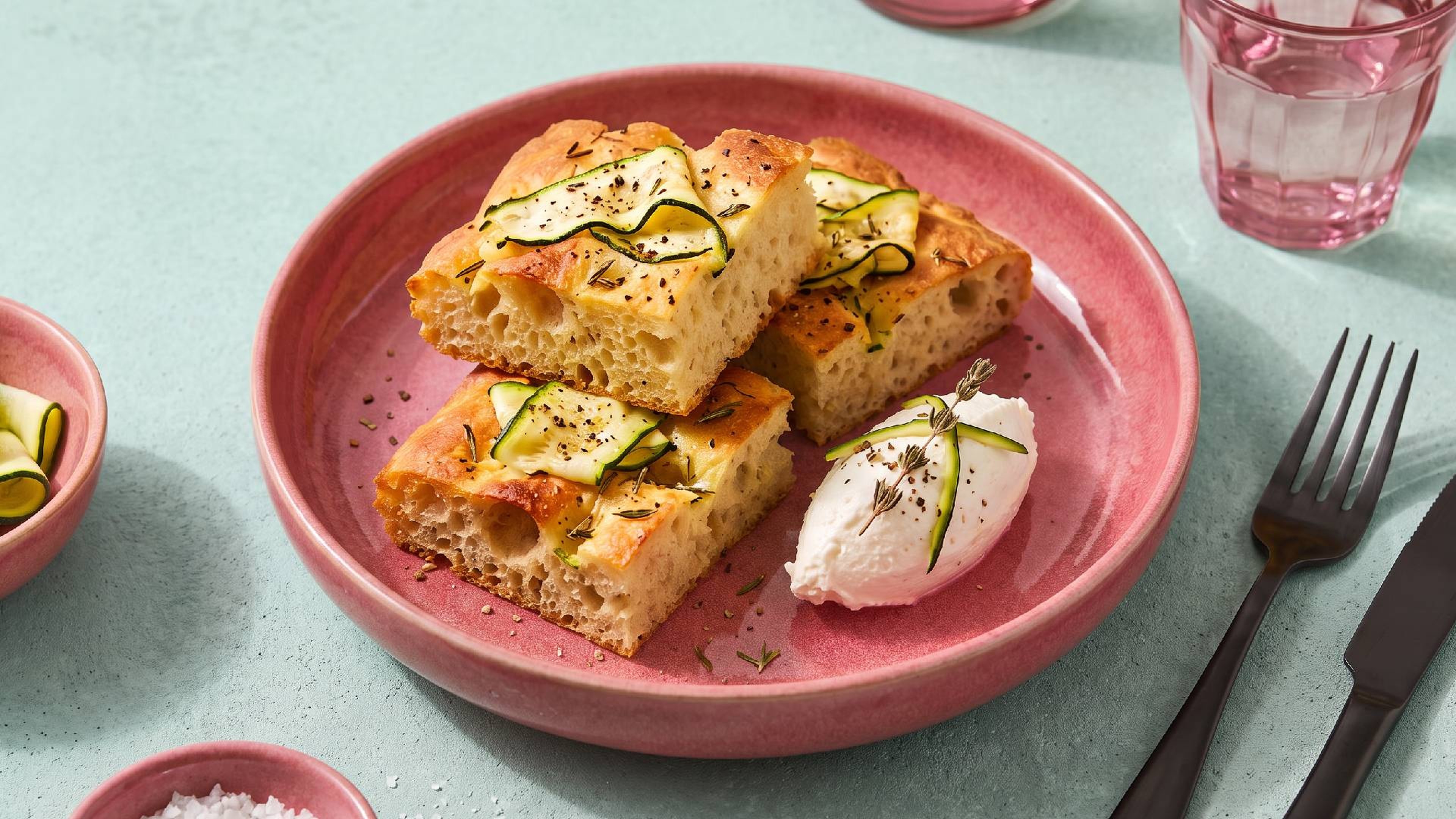 Knusprige Zucchini-Focaccia mit cremigem Ricotta-Dip