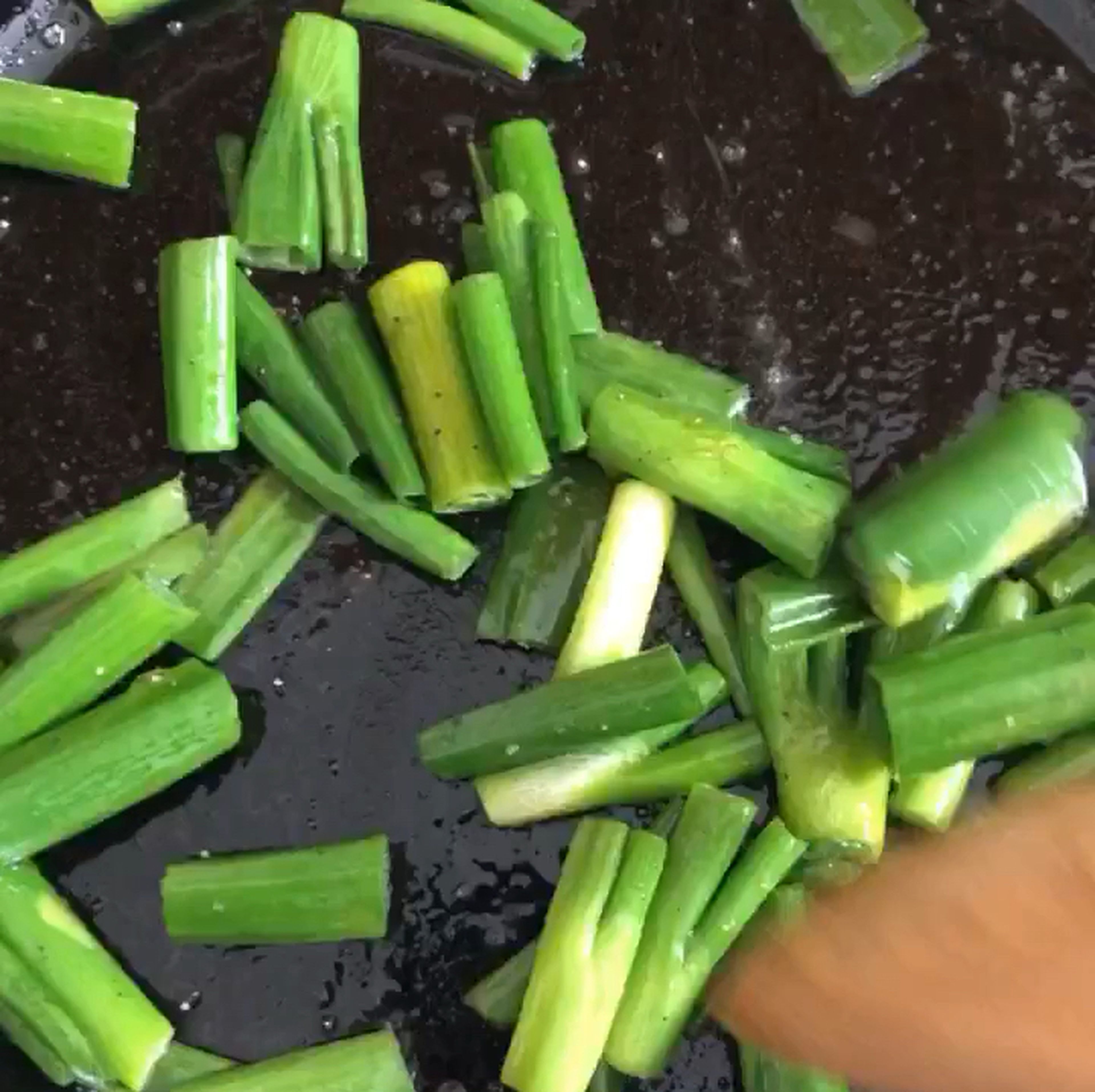 Olivenöl in einer Pfanne (am besten gusseisern) bei kleiner bis mittlerer Hitze erwärmen. Frühlingszwiebeln in die Pfanne geben, mit Salz und Pfeffer würzen und ca. 10 Min. anbraten, bis sie gut gebräunt sind. Nach Bedarf die Hitze höher oder niedriger einstellen.