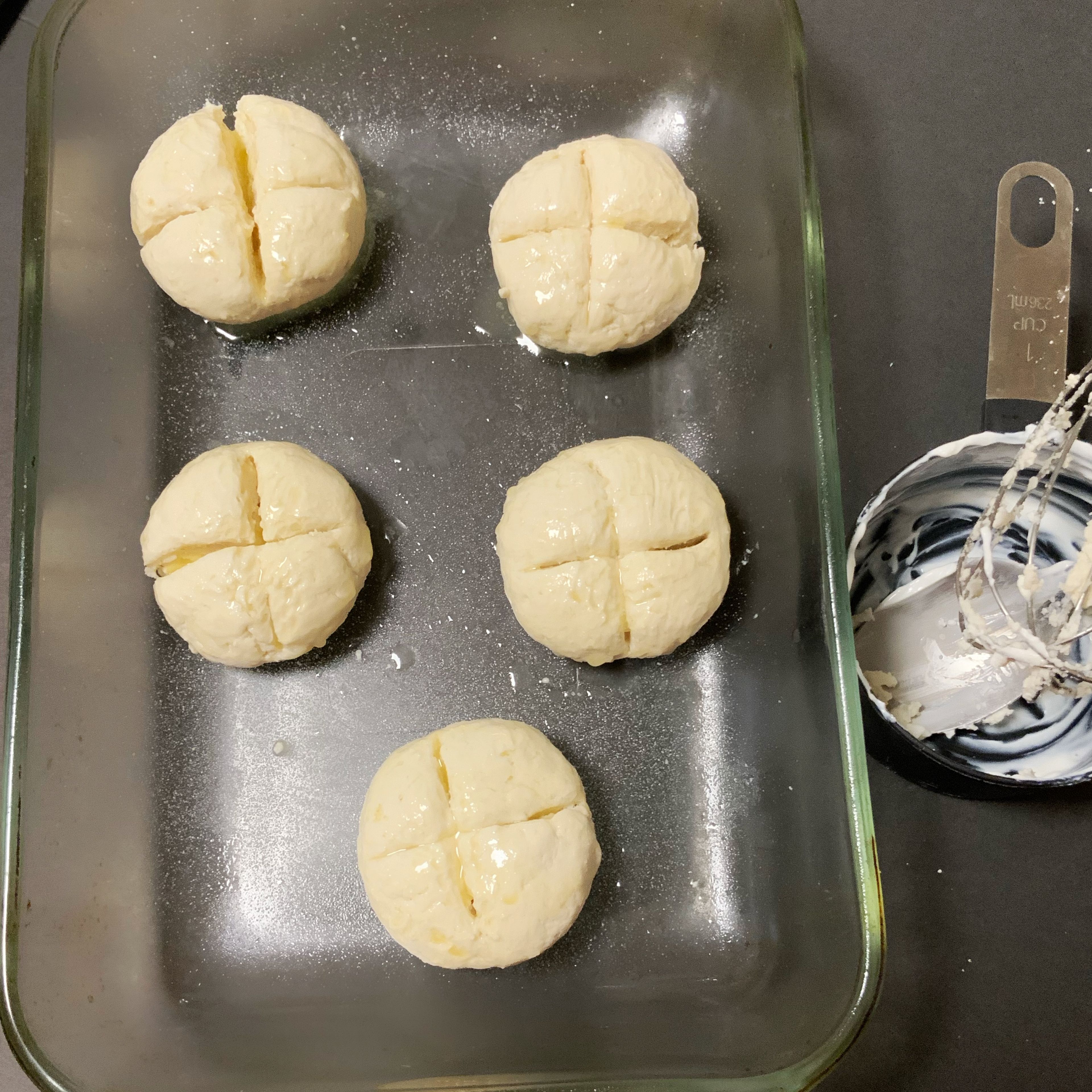 Use a teaspoon to divide the dough in five pieces coated with melted butter and bake 20min.