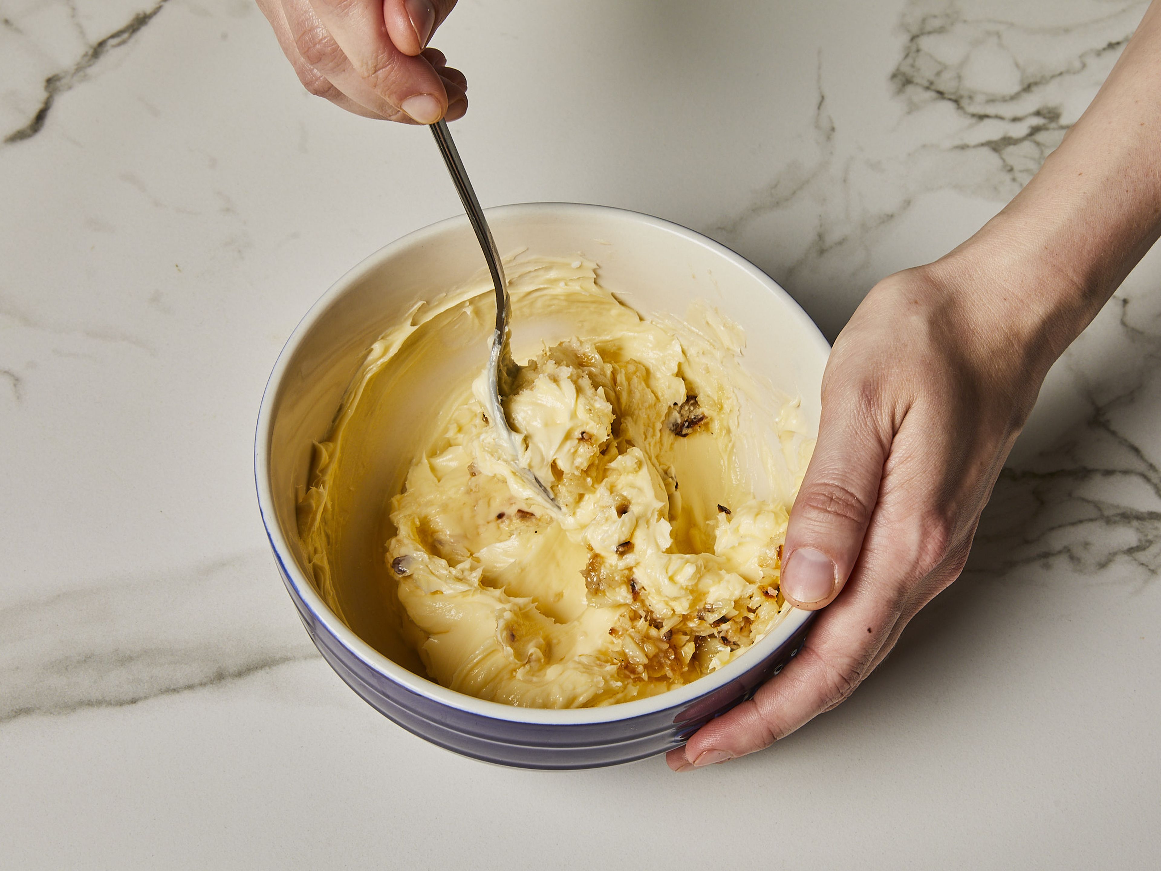 Die Knoblauchzehen vorsichtig auspressen und in einer kleinen Schüssel mit der zimmerwarmen Butter vermischen. Mit Salz und Pfeffer abschmecken und mit dem Grillgemüse servieren.