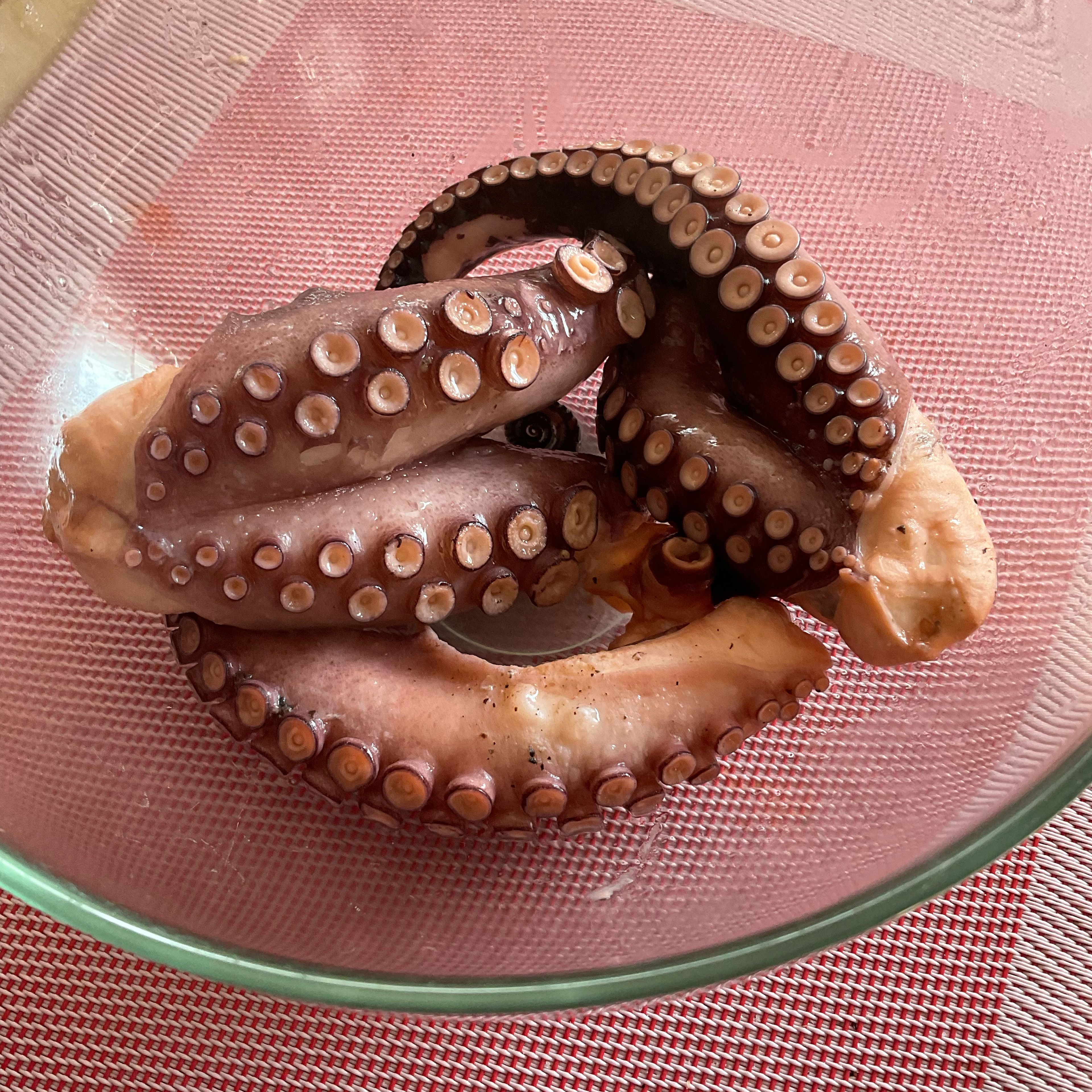 Den Pulpo in 3 Liter Wasser mit je einer Prise Salz, Pfeffer, angestoßenen Wacholderbeeren, Lorbeerblätter und Essig aufkochen. Danach ca. 3/4 h simmern lassen bis er schön weich ist. Korken mitkochen, Pulpo weich schlagen und andere dubiose Behandlungsmethoden um den Pulpo butterweich zu bekommen sind Quatsch - Essig im Kochwasser ist das „Geheimnis“🤪