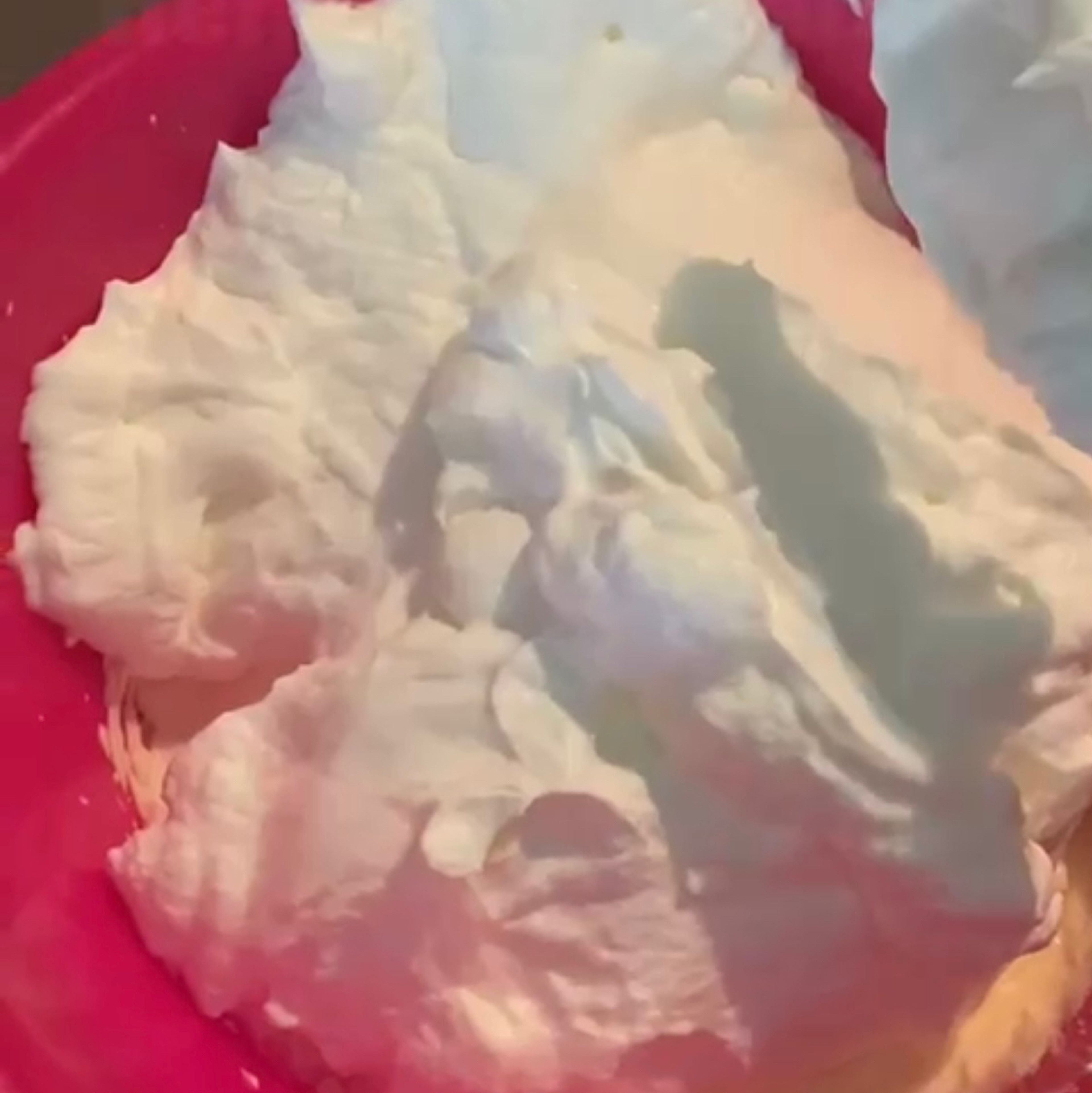 Die Sahnemischung mit einem Teigschaber unter die Quarkmischung heben