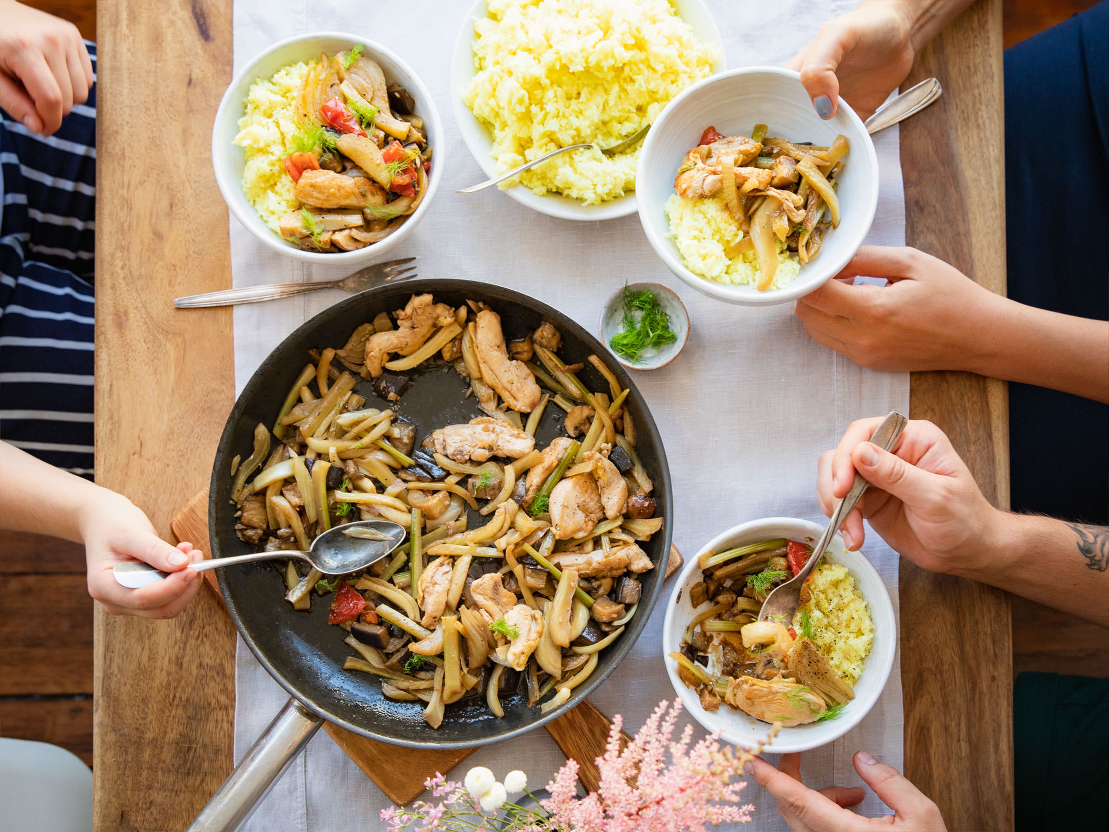 Das Abendessen ist fertig: Fenchel-Schmorgemüse mit Hähnchen und Kurkuma-Reis