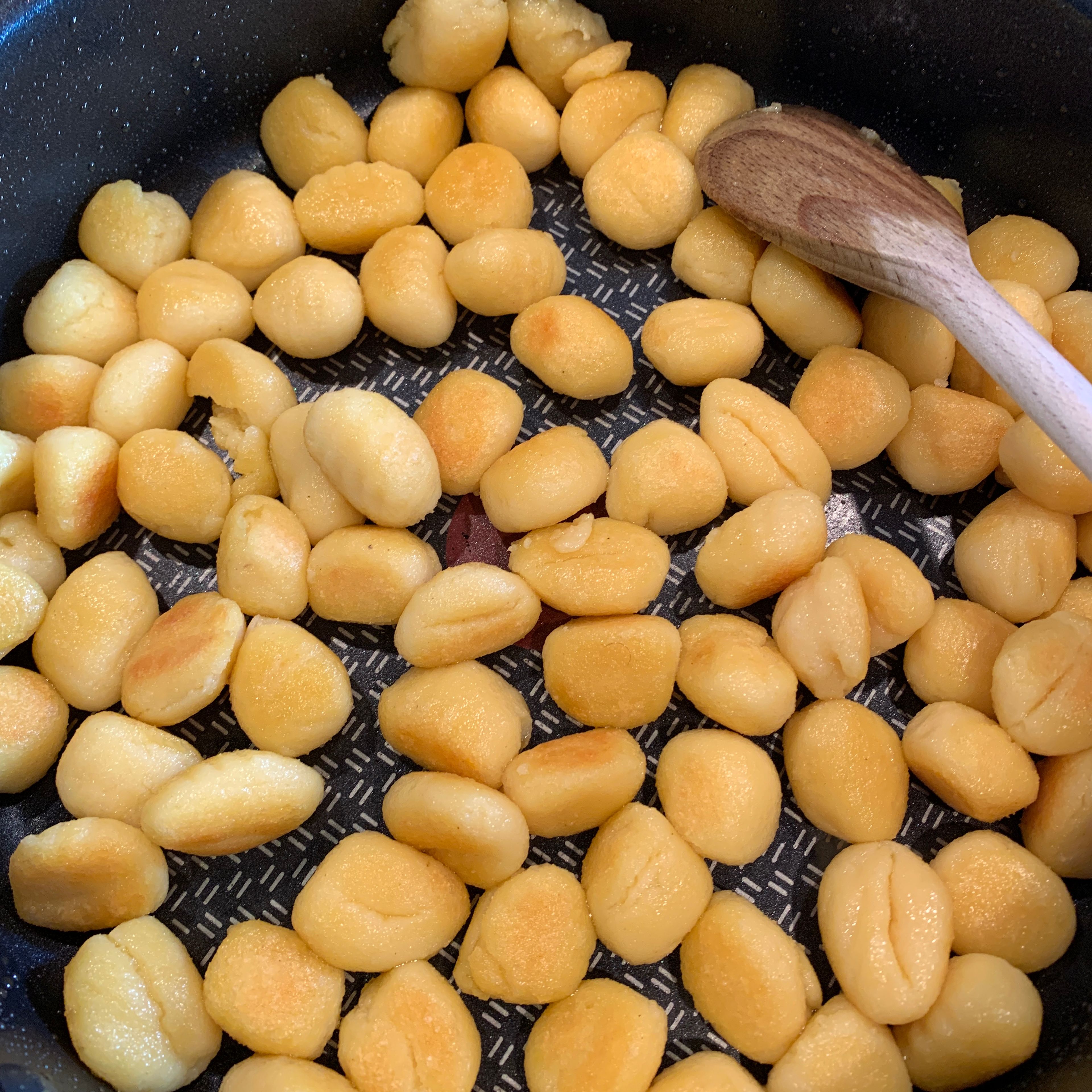 Olivenöl in einer Pfanne erhitzen und Gnocchi darin goldbraun anbraten.