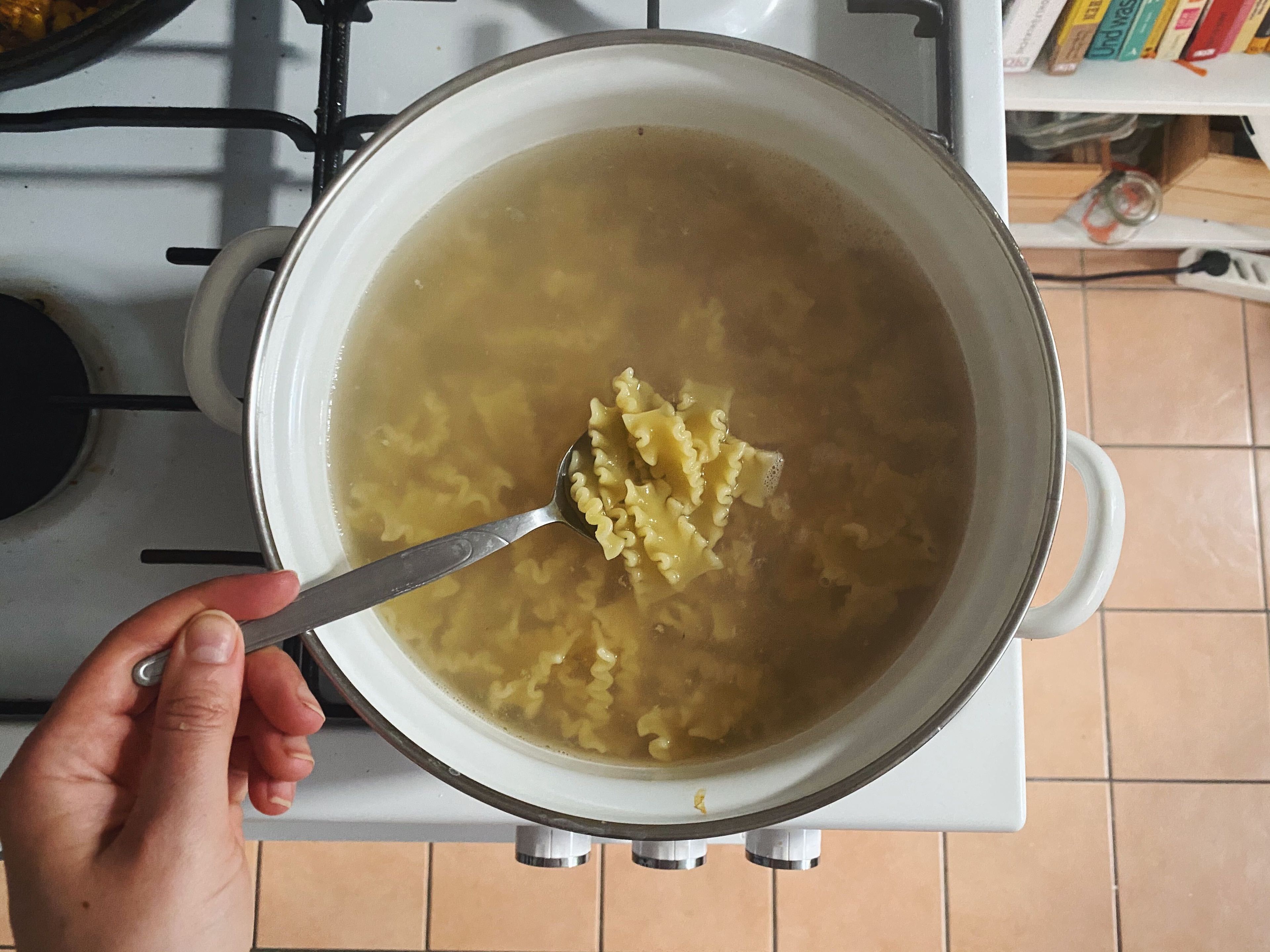 Gesalzenes Wasser in einem großen Topf zum Kochen bringen. Pasta nach Packungsanleitung kochen. Vor dem Abgießen etwas vom Kochwasser abschöpfen und beiseitestellen.