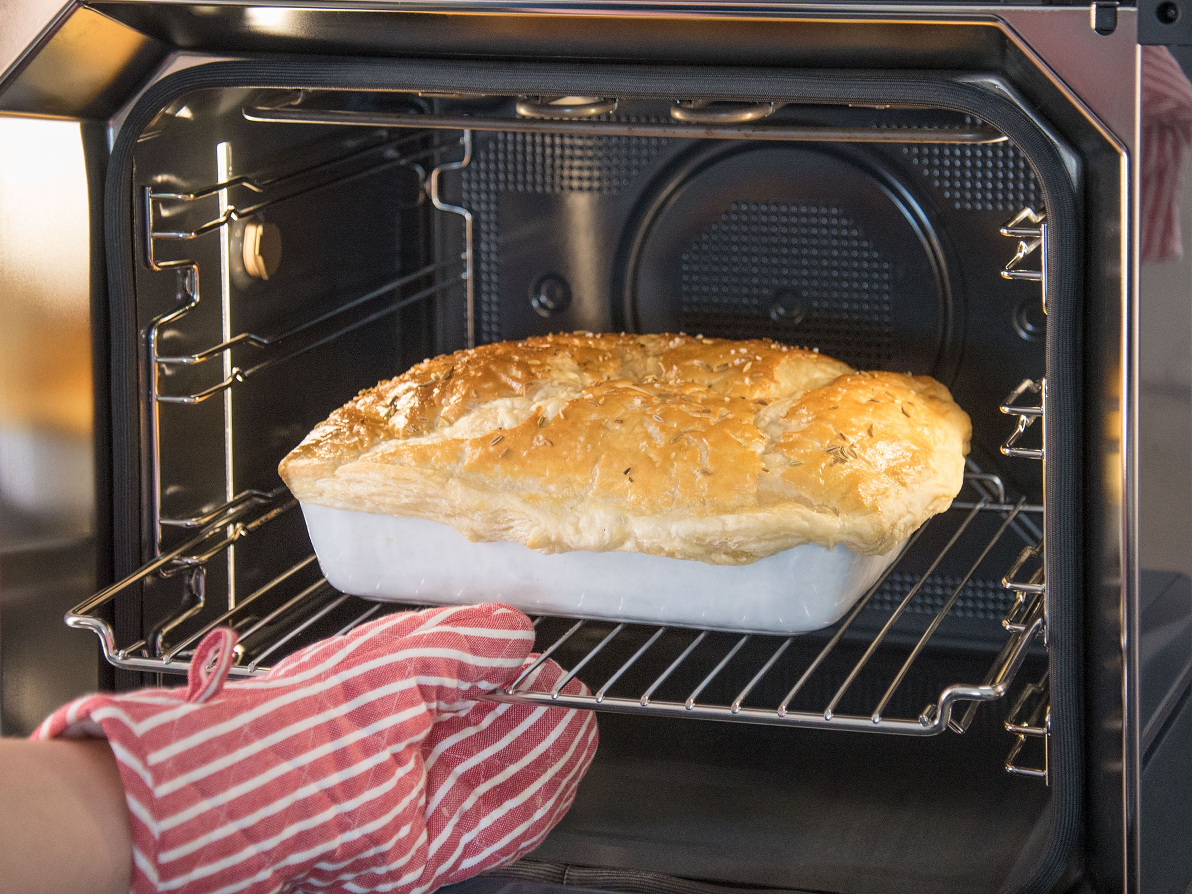 Start the automatic program for Fish / Salmon Pie; baking time is approx. 14 min. When dialog oven is preheated, transfer salmon to oven to bake on level 2. Enjoy!
