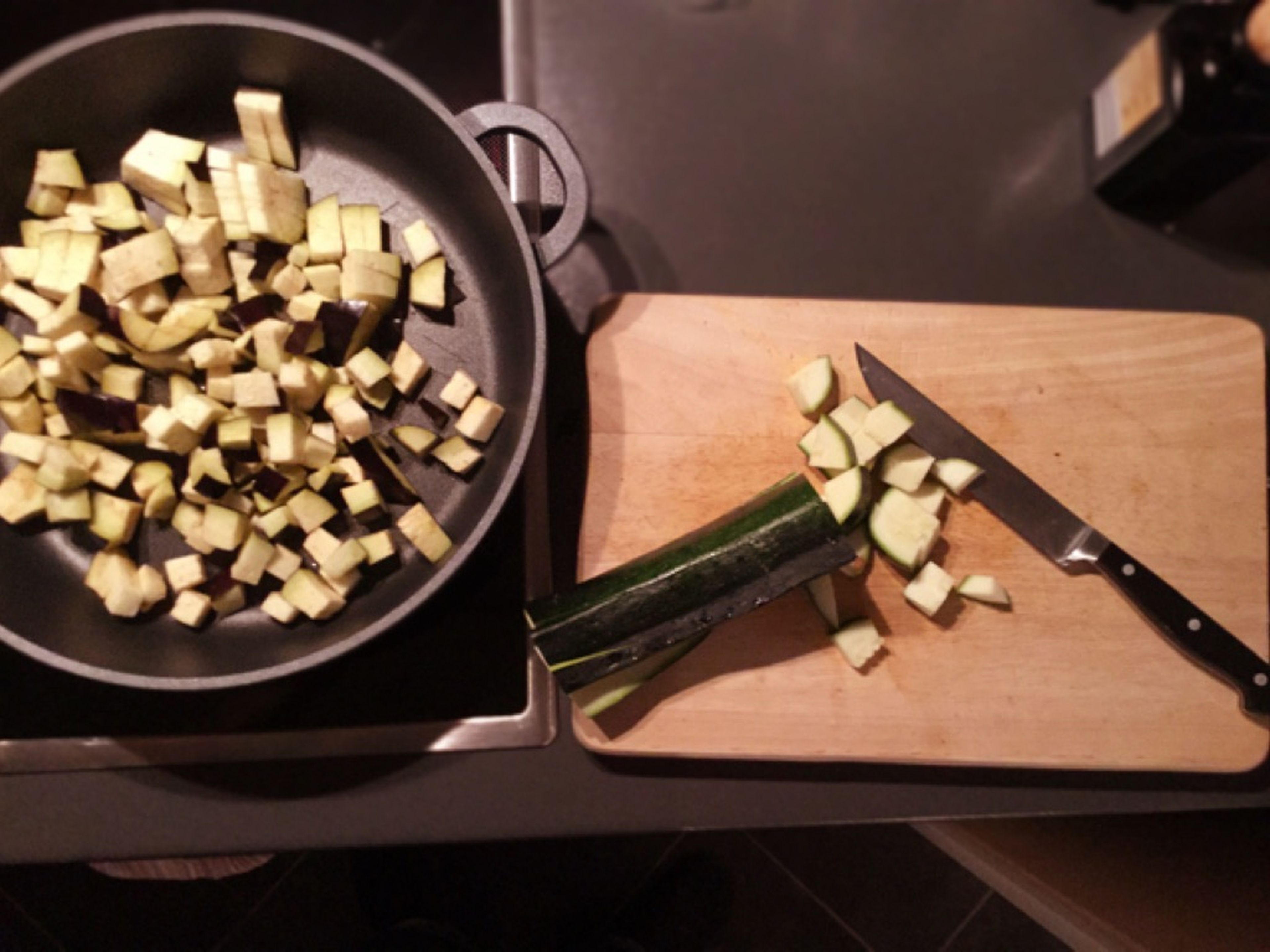 Zucchini, Aubergine und die getrockneten Tomaten würfeln. Den Feta in Würfel schneiden und zur Seite stellen.