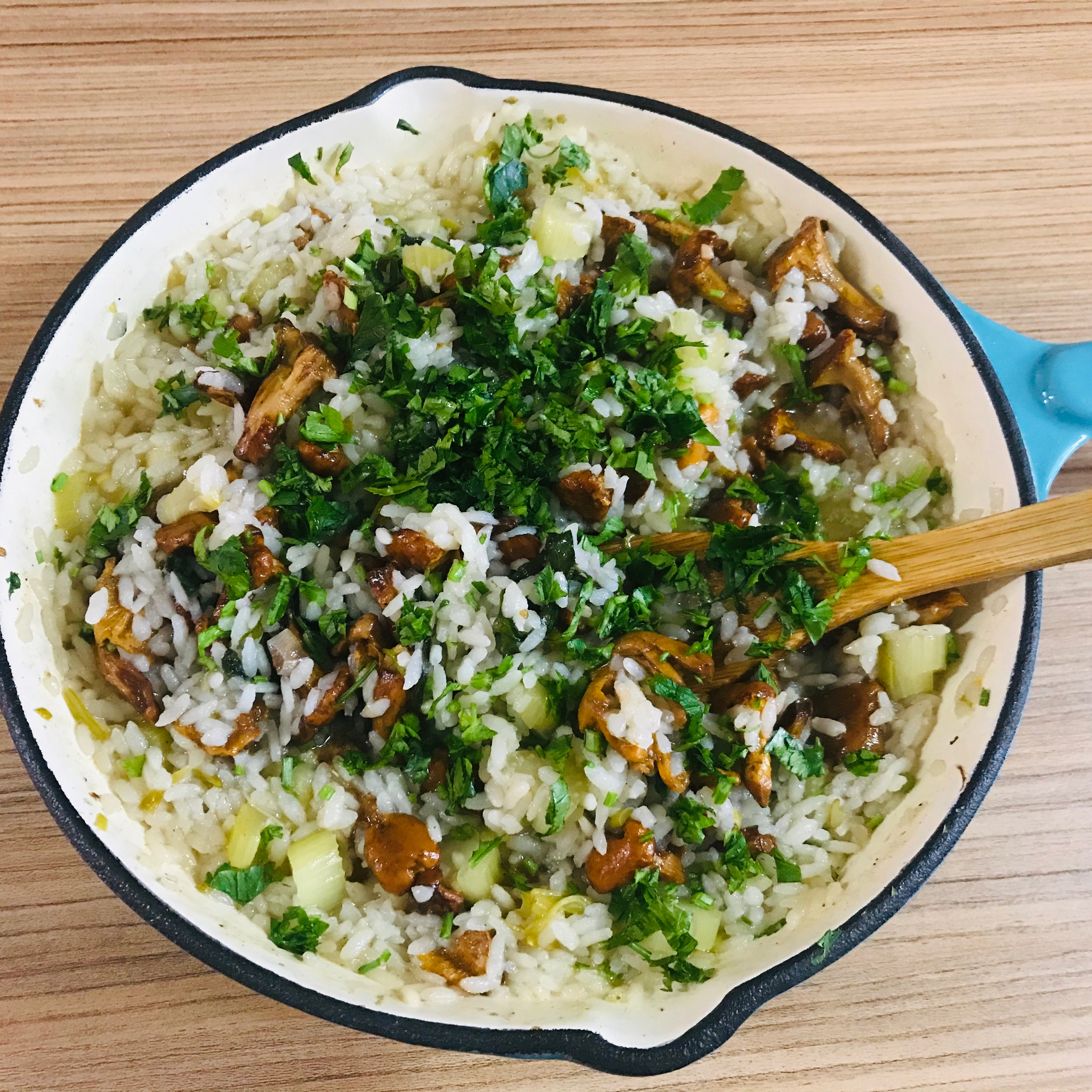 Reis mit Kräutern und Pfifferlingen