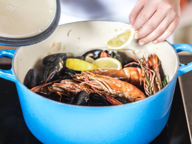 Muscheltopf mit Scampis und Röstbrot | Rezept | Kitchen Stories