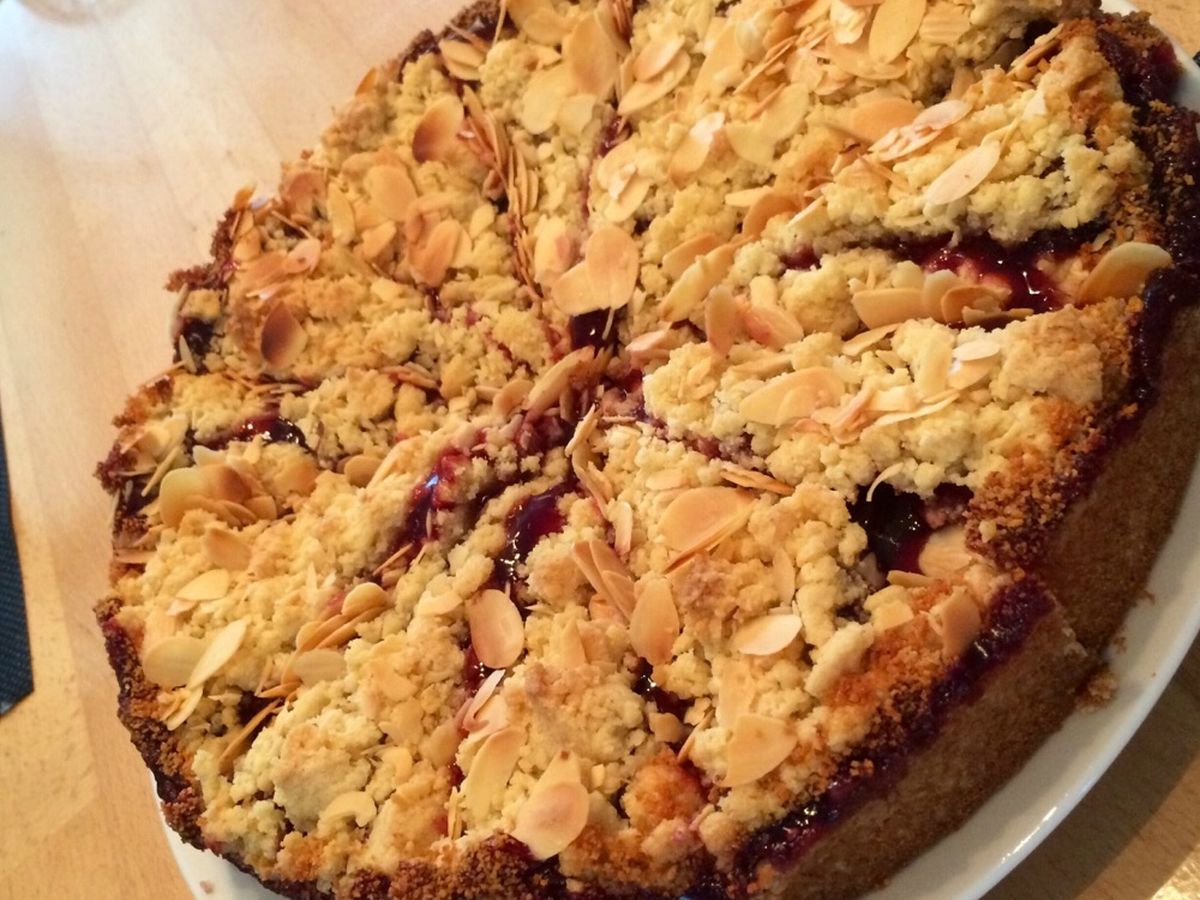 Cherry crumble cake | Recipe | Kitchen Stories