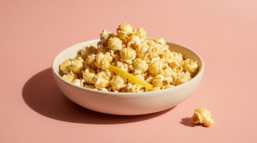 Knuspriges Popcorn mit süßem Holunderblütensirup und Zitrone