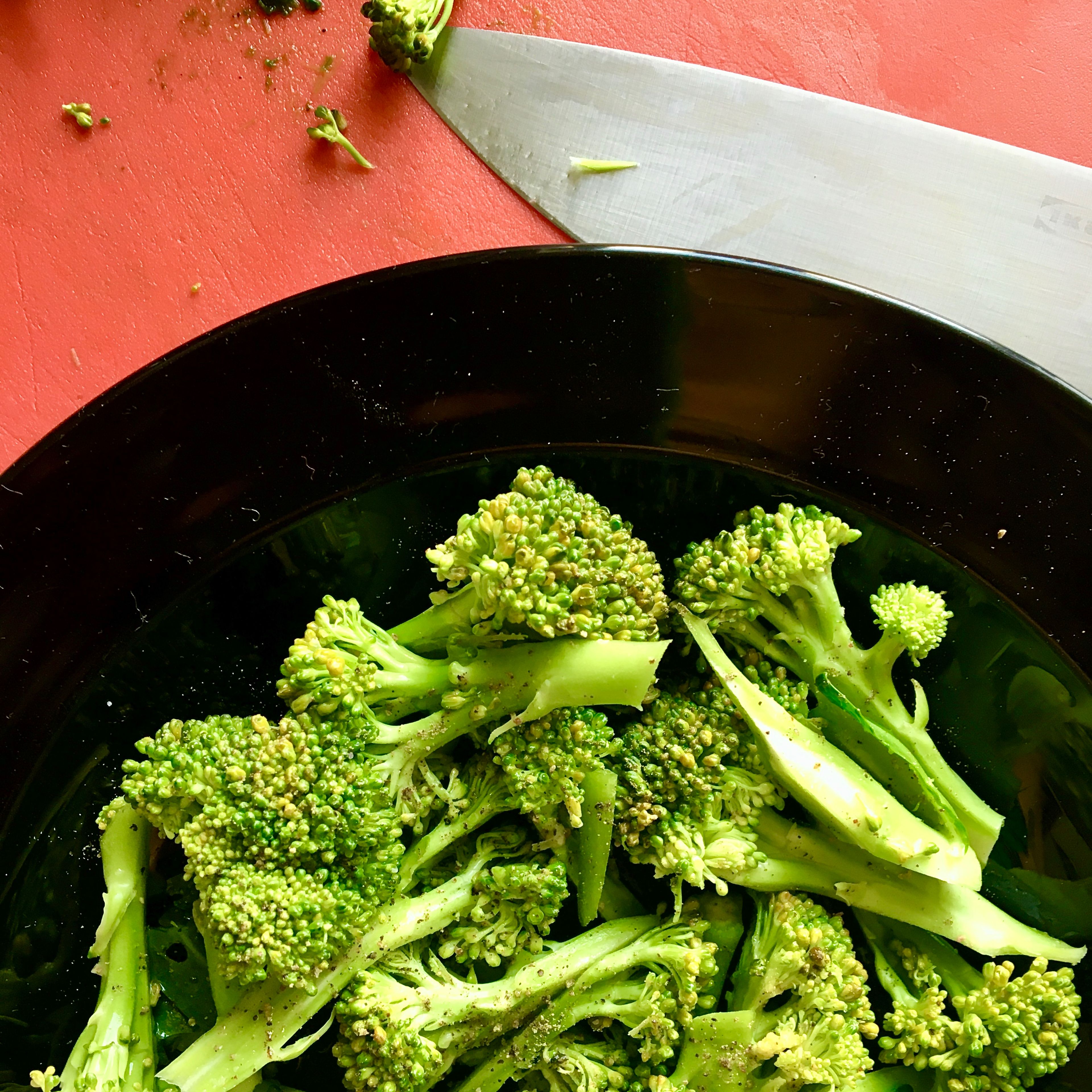 Place broccoli in a microwave-safe bowl, season with remaining nutmeg, salt and pepper. Drizzle with olive oil and a splash of water. Microwave for 2 min. until barely cooked.
