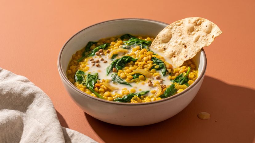 Wärmendes Spinat-Linsen-Dhal mit knusprigen Papadams