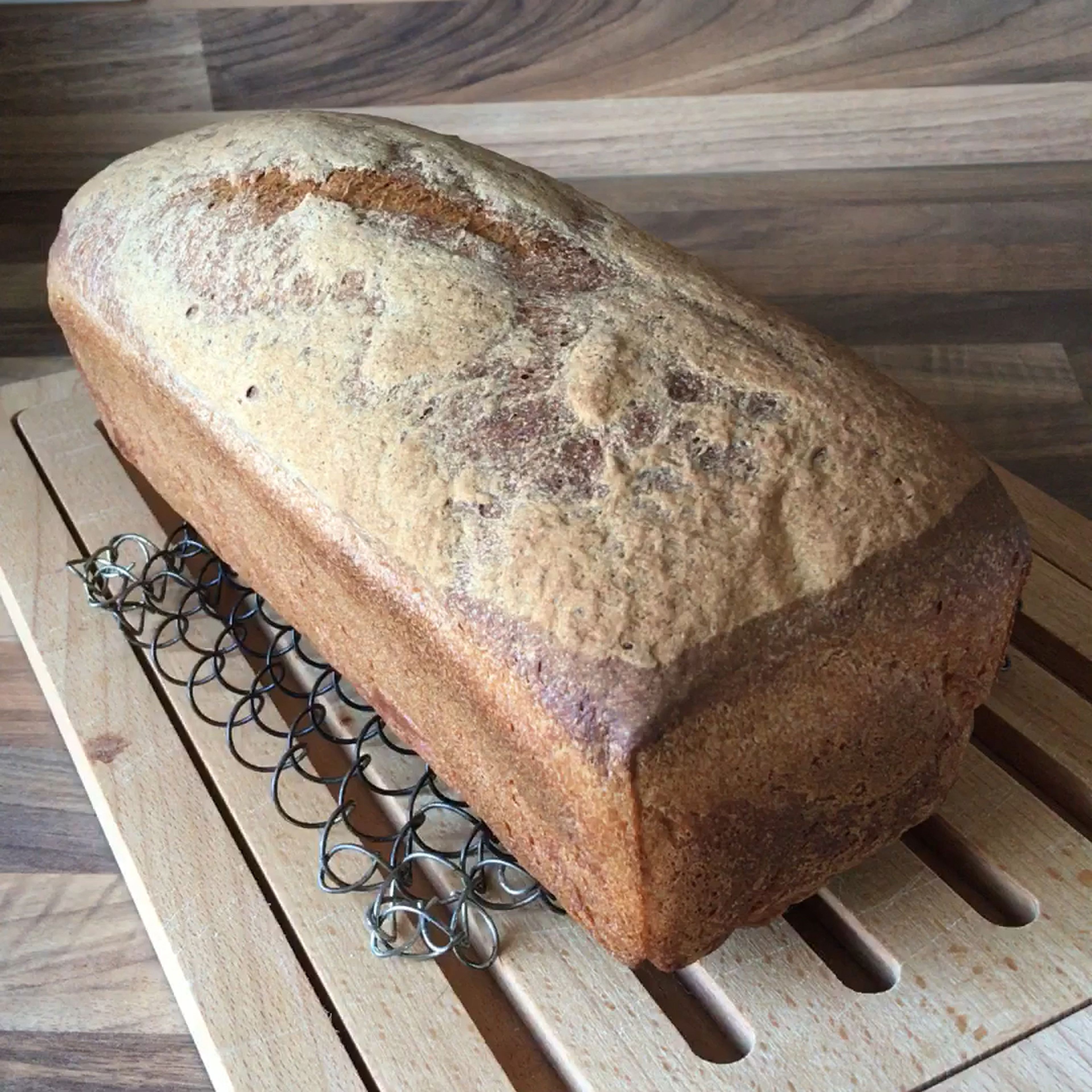 Brot aus dem Backform stürzen und auf einem Gitter abkühlen lassen.
