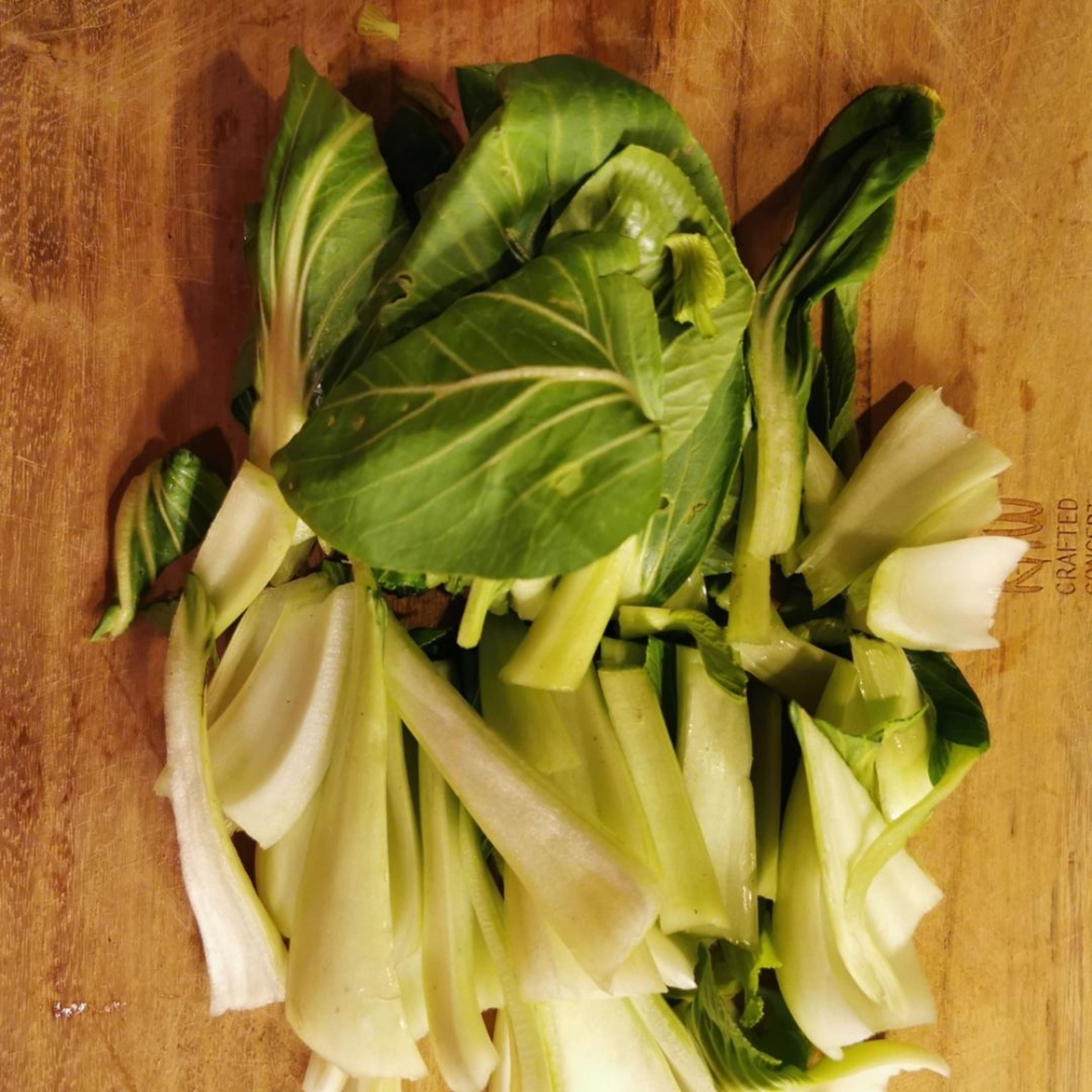 Pak Choi waschen und kleinschneiden