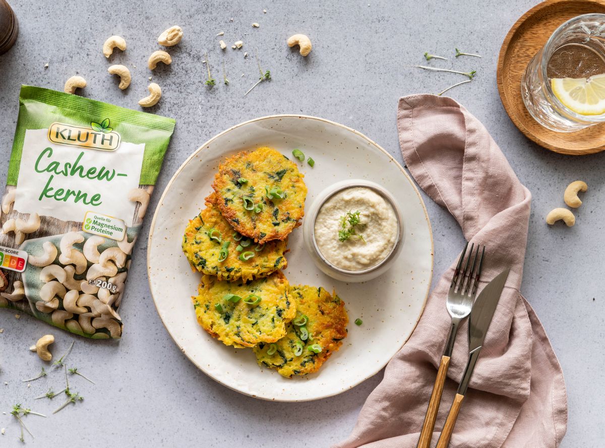 Bärlauch-Kartoffelpuffer mit Cashew-Dip | Rezept | Kitchen Stories