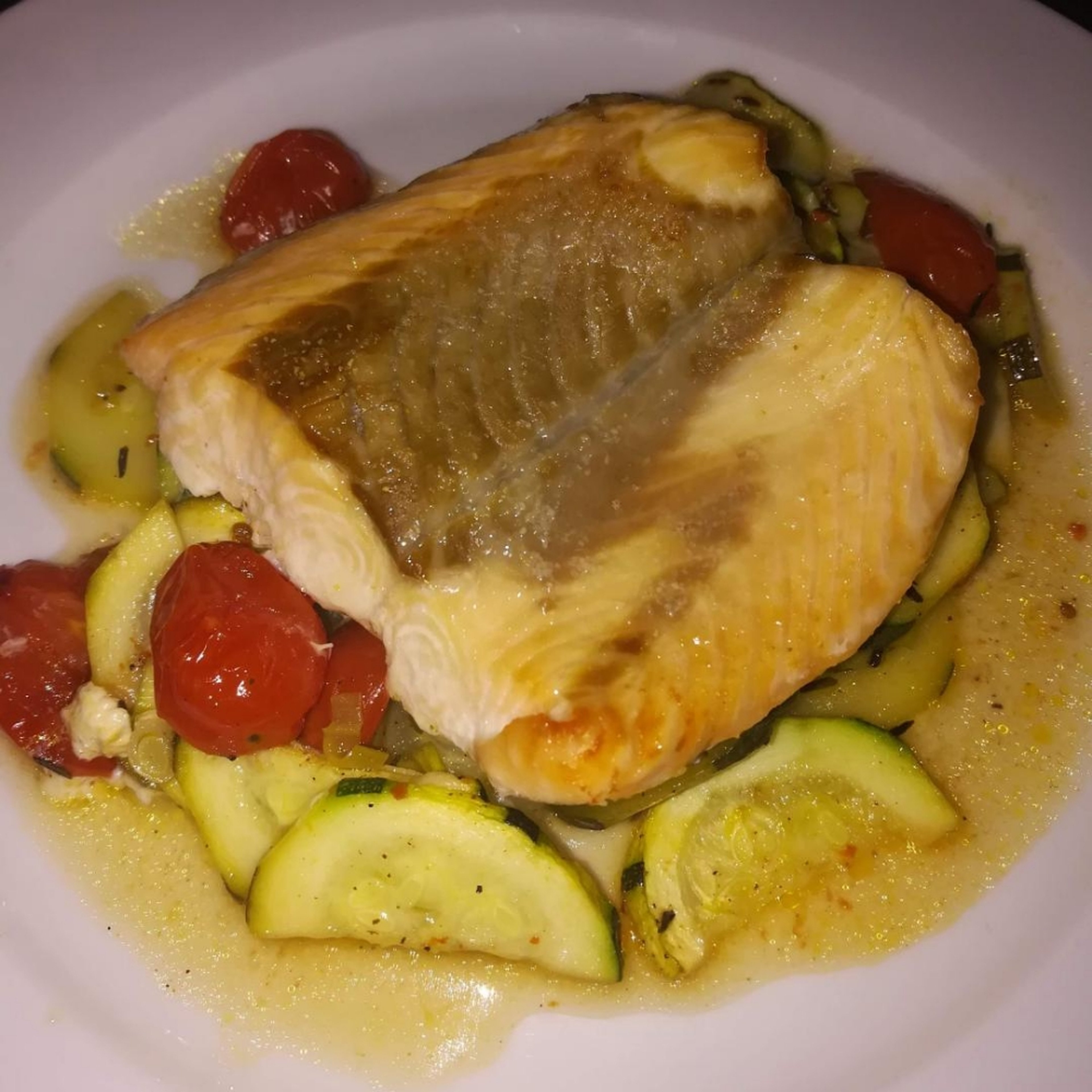 Gebratener Lachs auf Zucchini-Tomaten-Beet