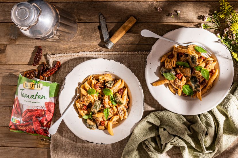 One-Pot-Rigatoni mit Zucchini und getrockneten Tomaten