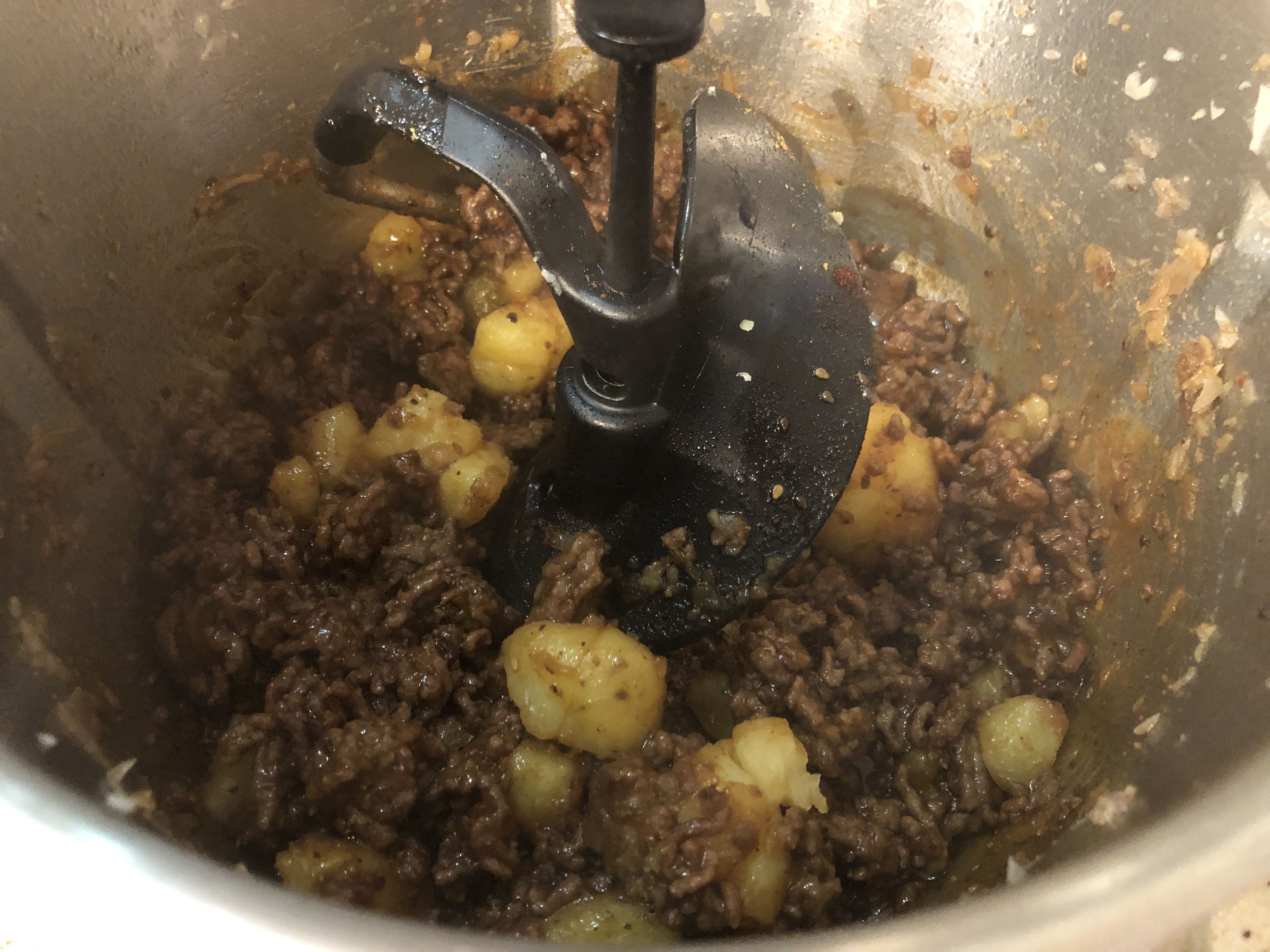Die Kartoffeln zum Hackfleisch geben und alles mit der Teriyaki-Sauce übergießen. Mit dem 3D-Rührer auf Stufe 2 ca. 3 Minuten vermischen und bei 130°C braten. Nochmal abschmecken und bei Bedarf nachwürzen. Die Mischung ist nun fertig. In einen Teller umfüllen und beiseite stellen
(3D-Rührer | Stufe 2 | 130°C | 3 Min.).