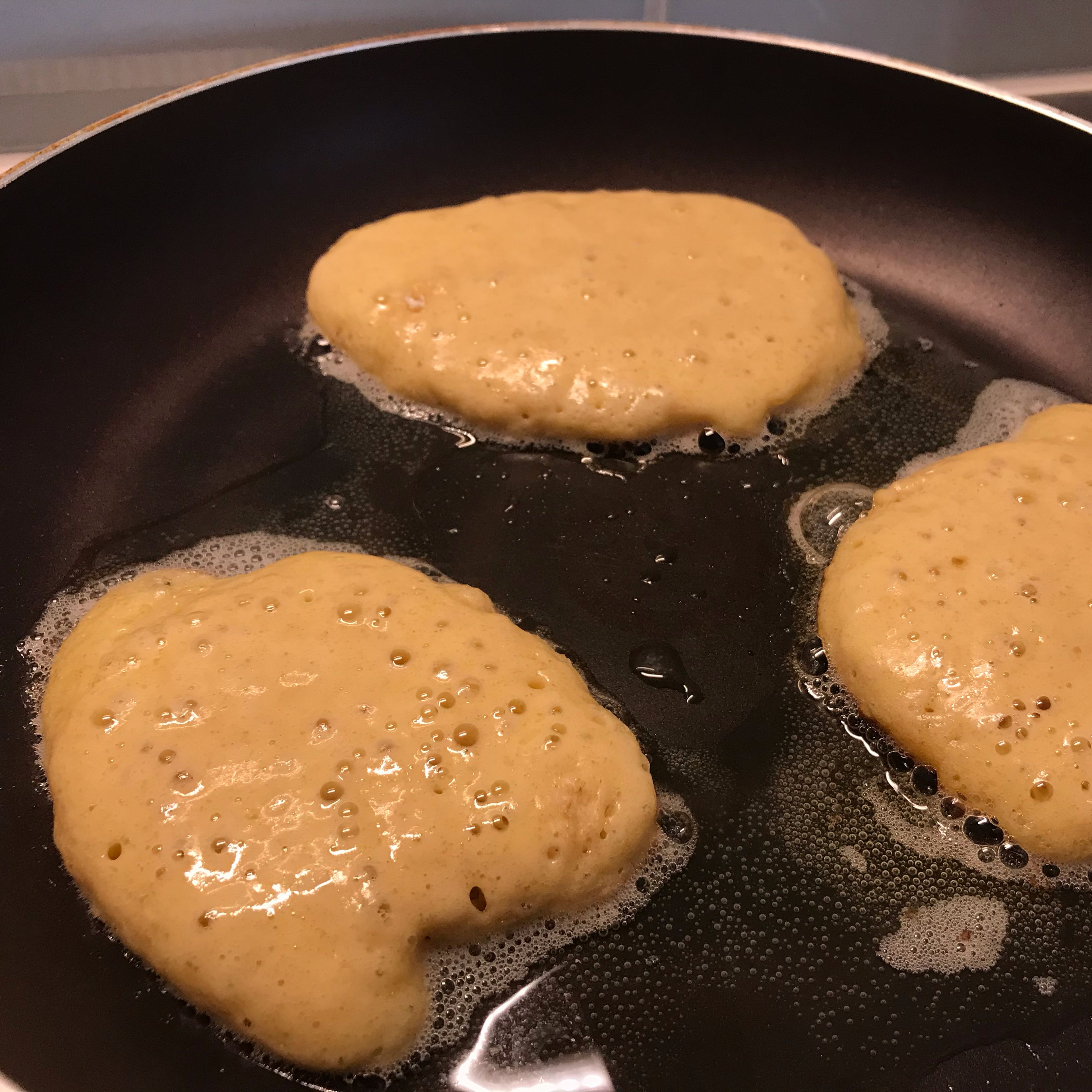 Die Butter erhitzen und die Pancakes darin braun braten.