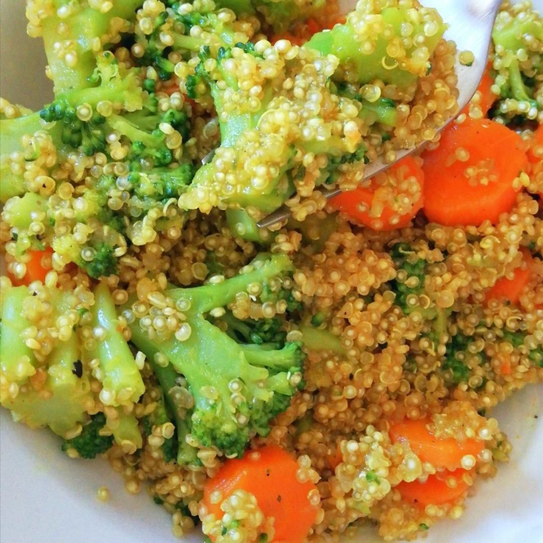 Brokkoli-Quinoa Salat mit Möhre
