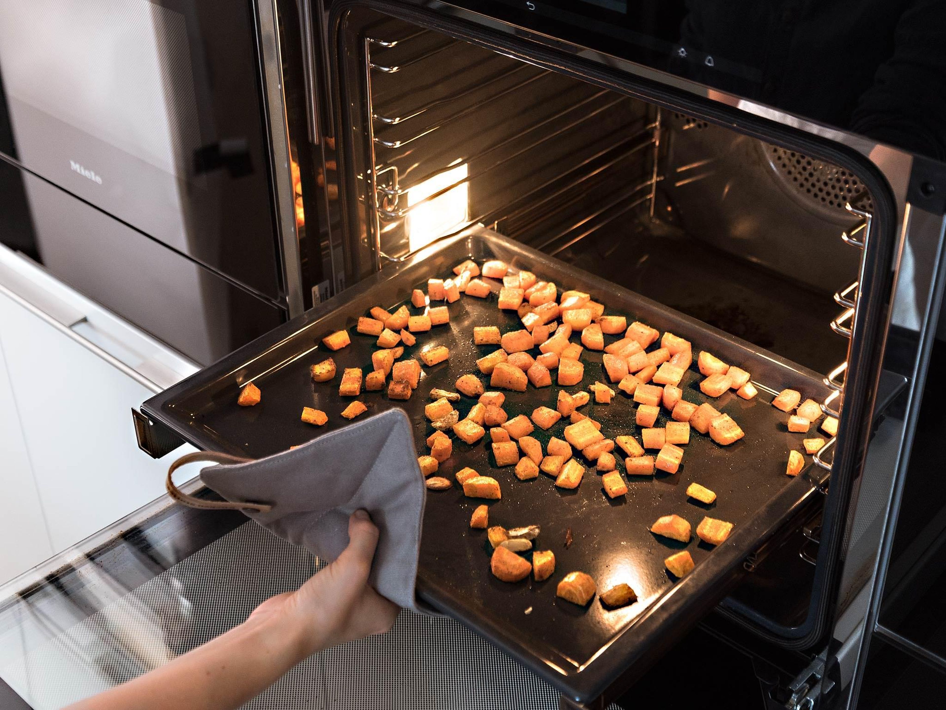 Karottenmischung auf dem vorbereiteten Backblech verteilen und bei 200°C ca. 20 Min. garen, bis die Karotten weich sind.