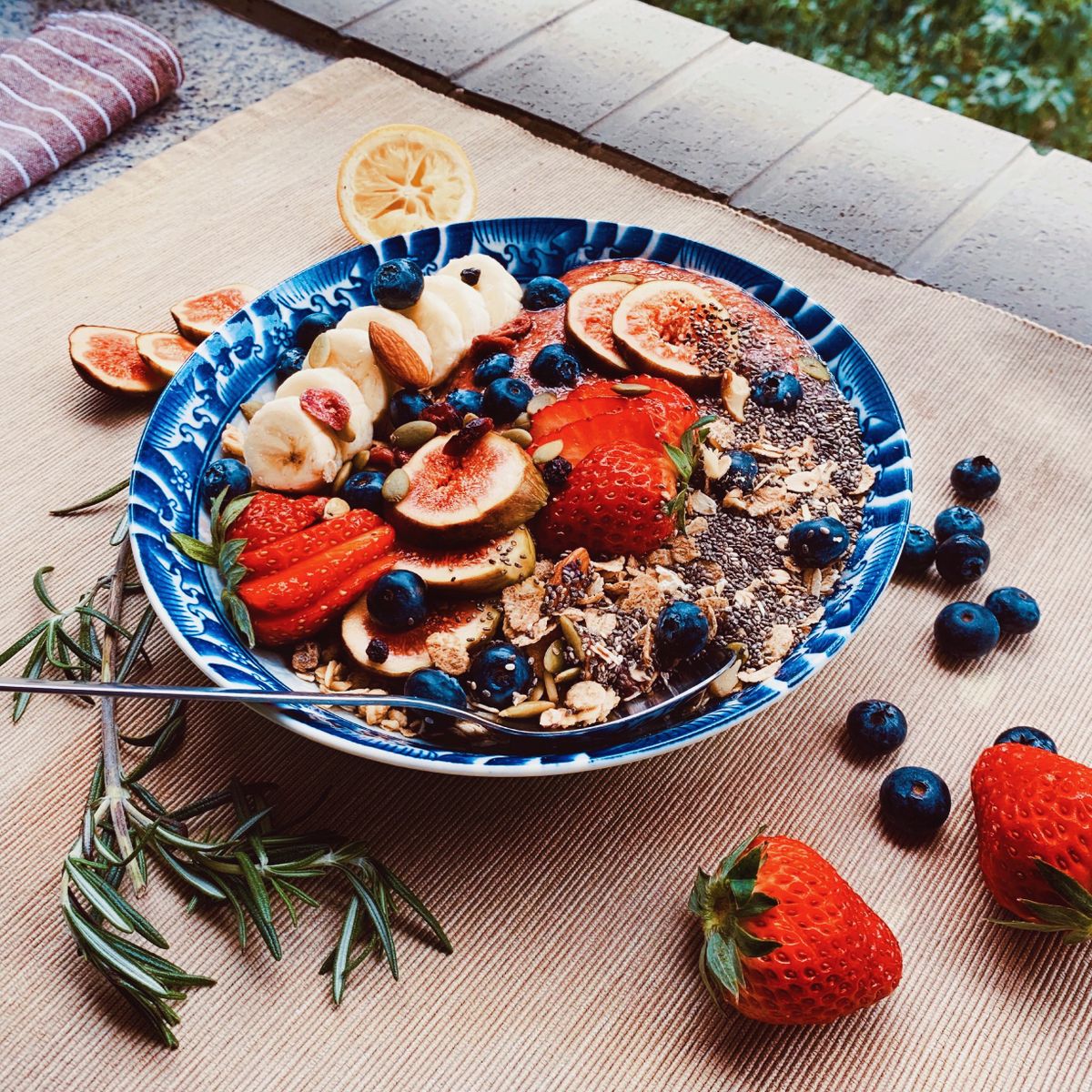 Strawberry and rosemary granola bomb | Recipe | Kitchen Stories