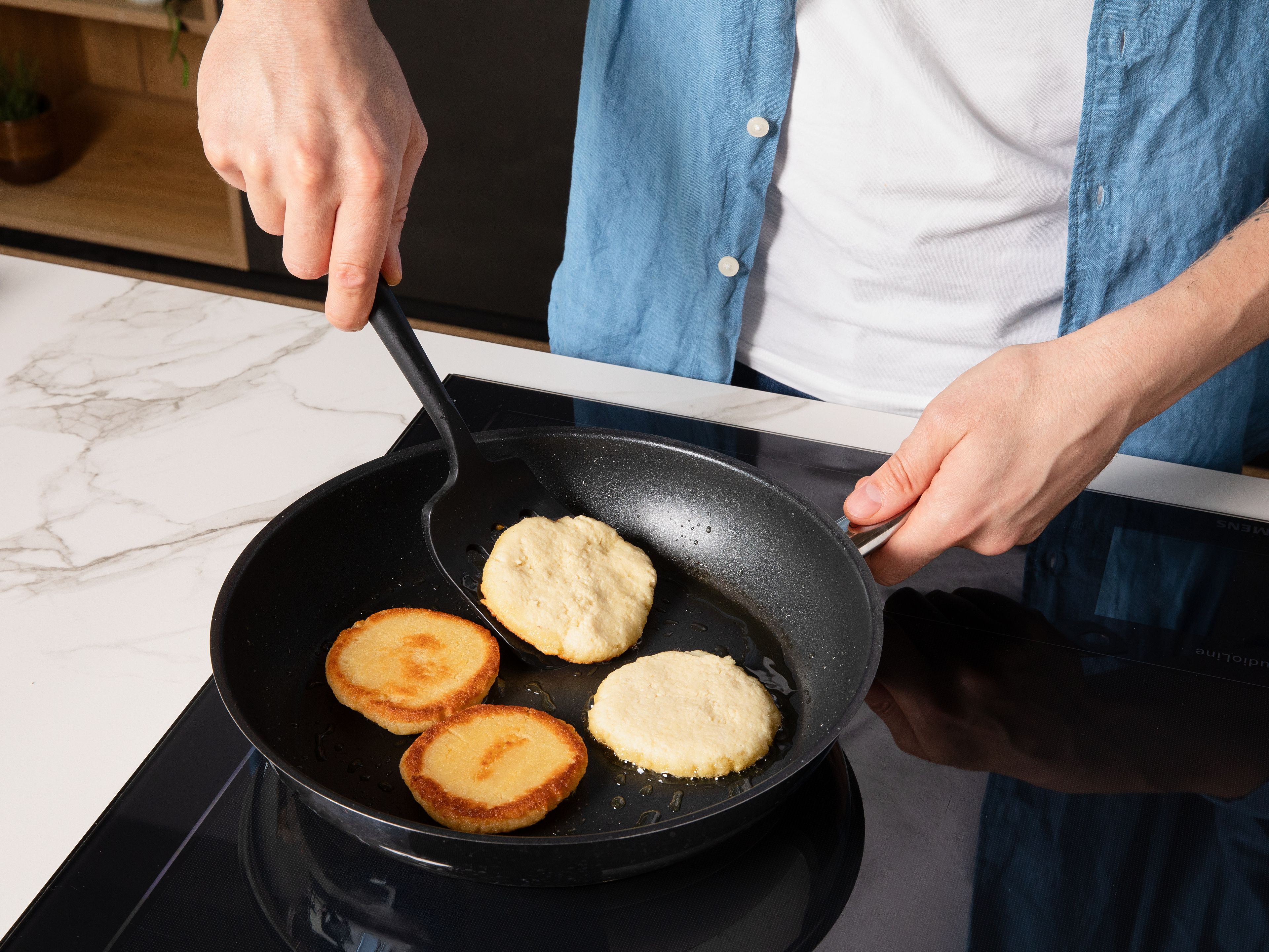 Für die Harcha Grieß mit Backpulver, Zucker und einer Prise Salz in einer Schüssel vermengen. Milch und geschmolzene Butter dazugeben und alles zu einem leicht klebrigen Teig verkneten. Den Teig ruhen lassen, bis der Grieß möglichst viel Flüssigkeit aufgenommen hat und fester geworden ist. Eine Pfanne mit dem restlichen Öl erhitzen, den Teig in 8 gleich große Portionen teilen, flach drücken und bei mittlerer Hitze ca. 4–5 Min. pro Seite goldbraun backen. Zaalouk warm oder kalt mit der Harcha servieren und nach Belieben mit weiterem Olivenöl beträufeln.